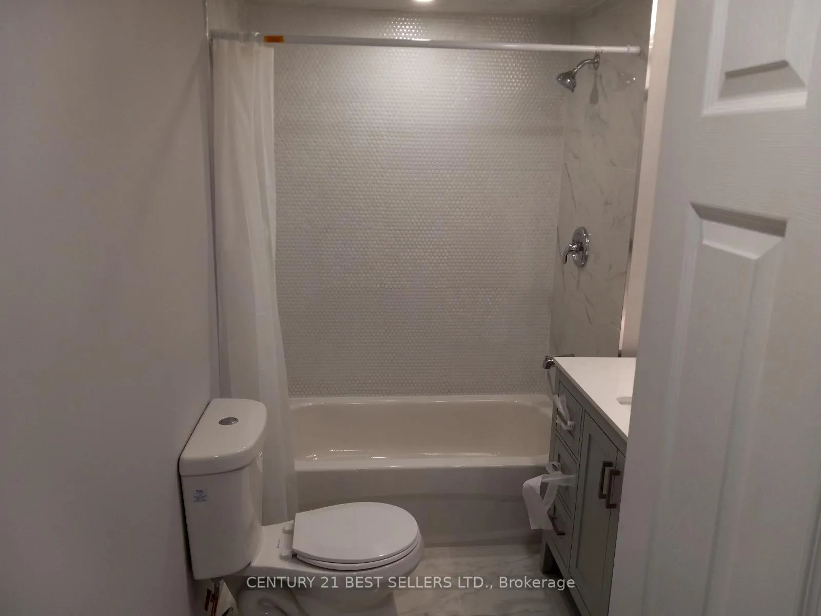 Photo 7 of Unit Upper, 216 Vaughan Road, Toronto, Humewood-Cedarvale — HOMEH