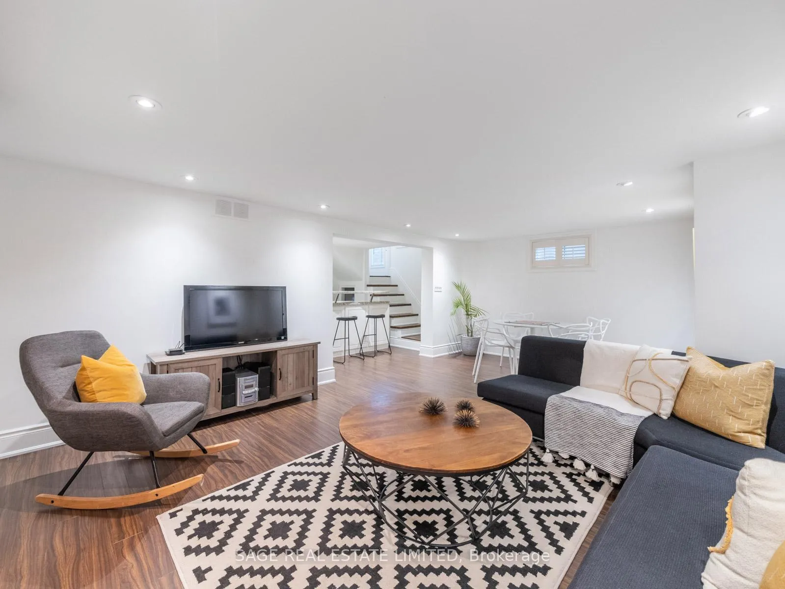 Photo 19 of 43 Lankin Boulevard, Toronto, East York — HOMEH