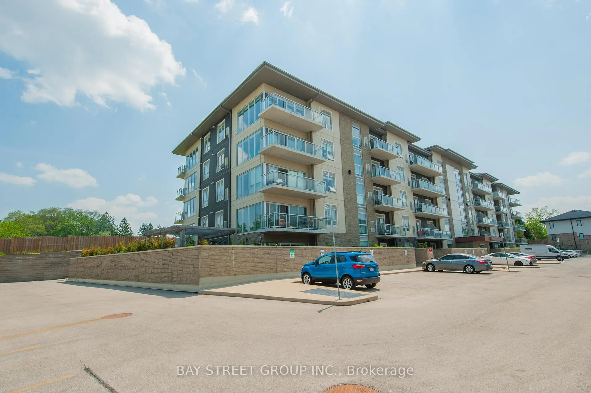 Photo 1 of 16 Markle Crescent, Hamilton, Ancaster — HOMEH