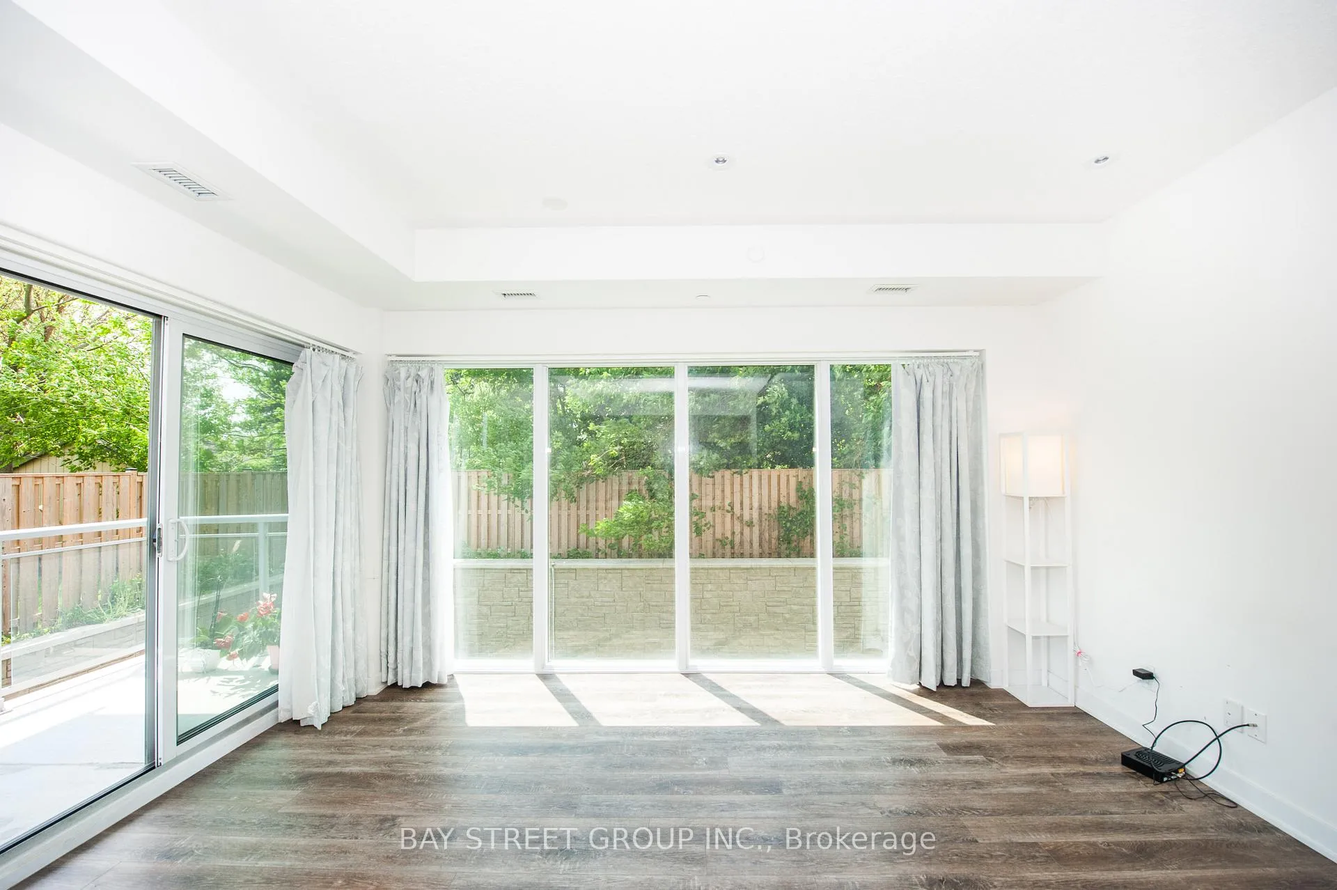 Photo 2 of 16 Markle Crescent, Hamilton, Ancaster — HOMEH