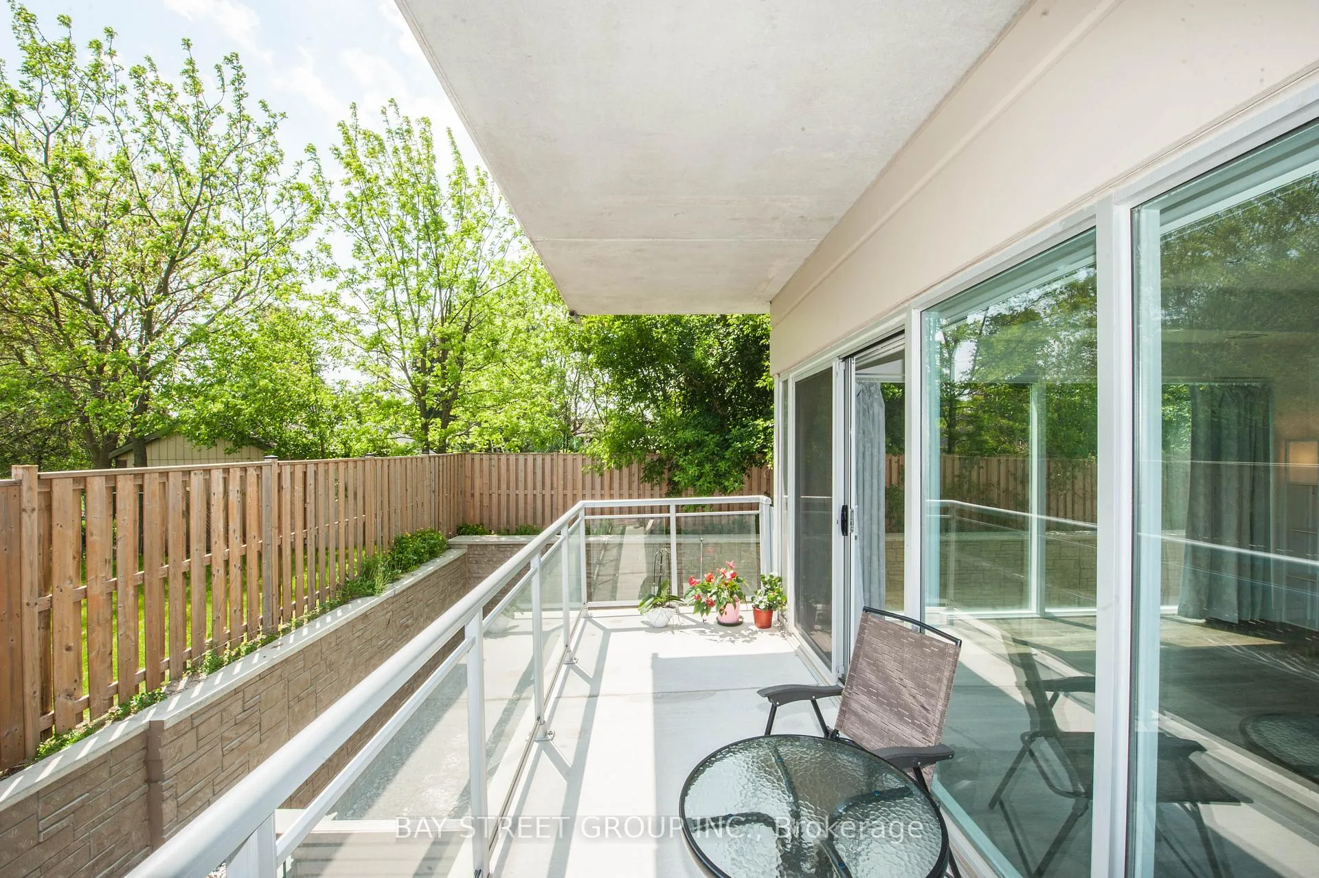 Photo 3 of 16 Markle Crescent, Hamilton, Ancaster — HOMEH
