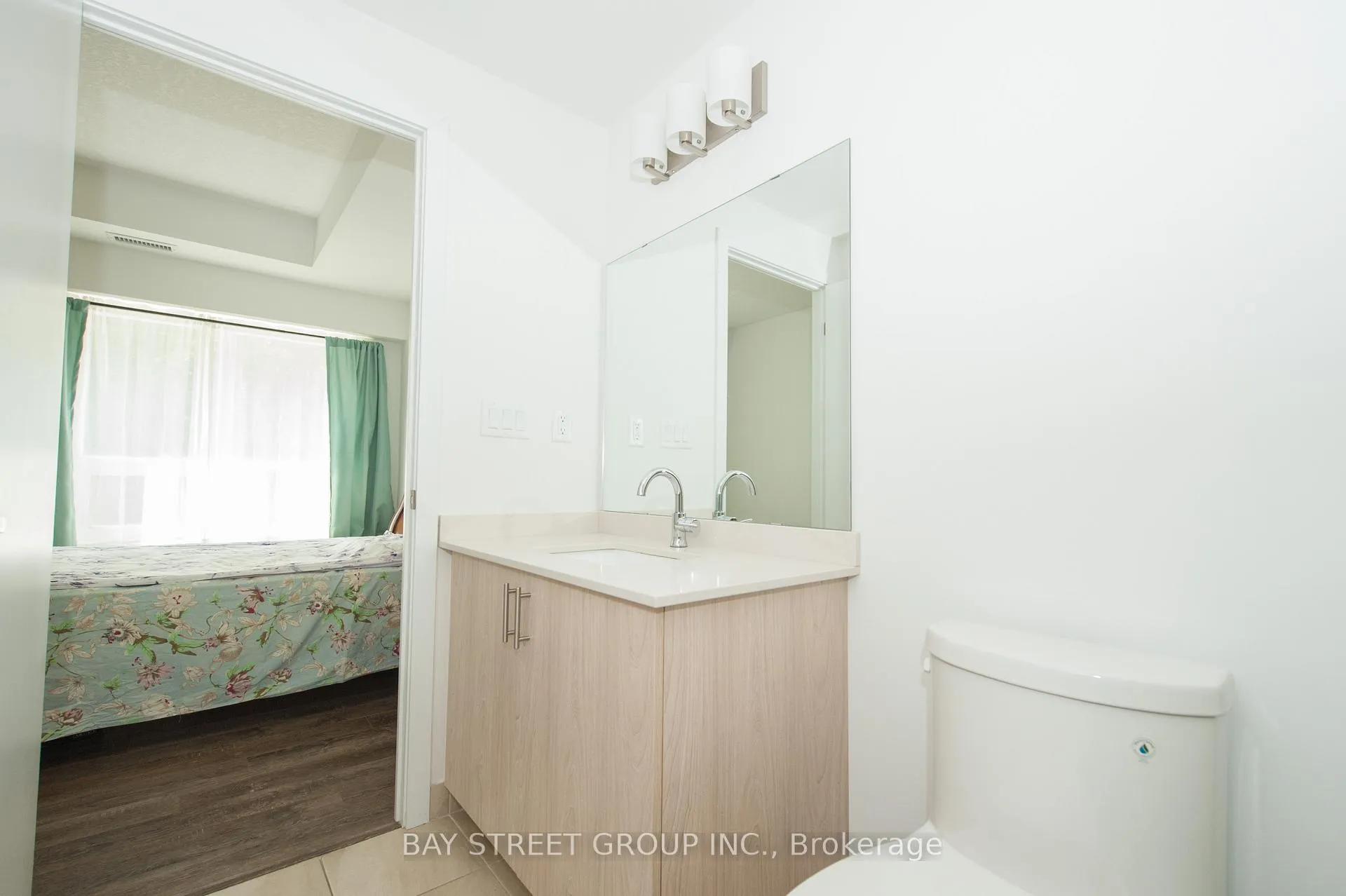 Photo 8 of 16 Markle Crescent, Hamilton, Ancaster — HOMEH