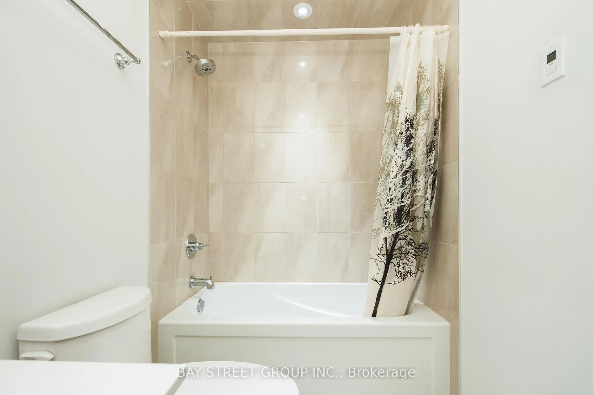 Photo 10 of 16 Markle Crescent, Hamilton, Ancaster — HOMEH