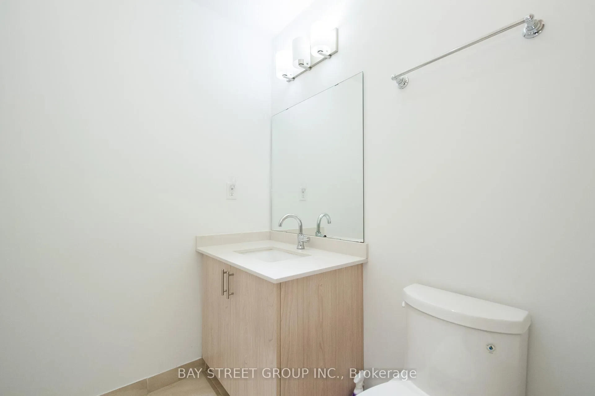 Photo 11 of 16 Markle Crescent, Hamilton, Ancaster — HOMEH