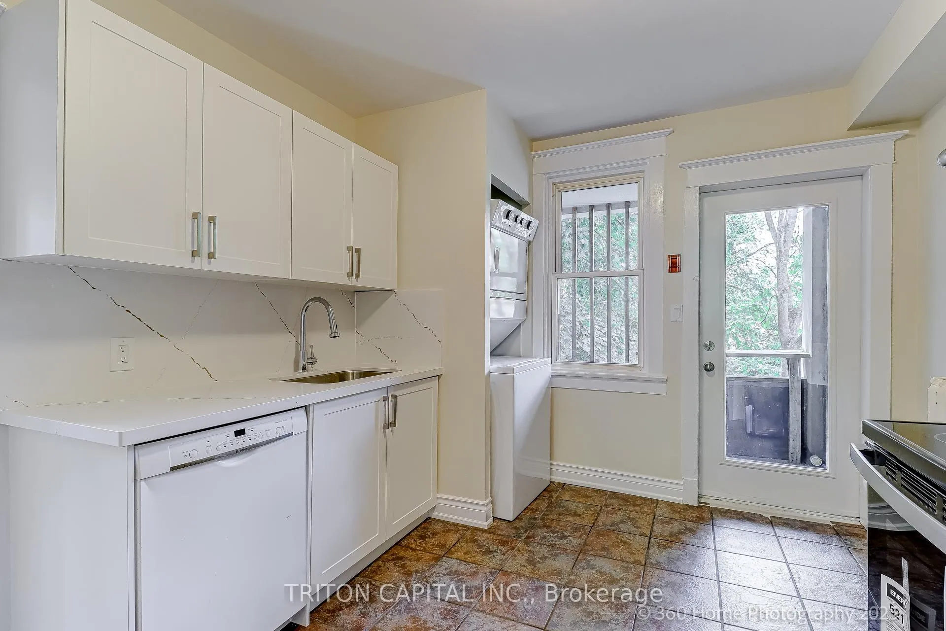 Photo 2 of Unit 3rd floor, 2387 Queen St E Street, Toronto, The Beaches — HOMEH