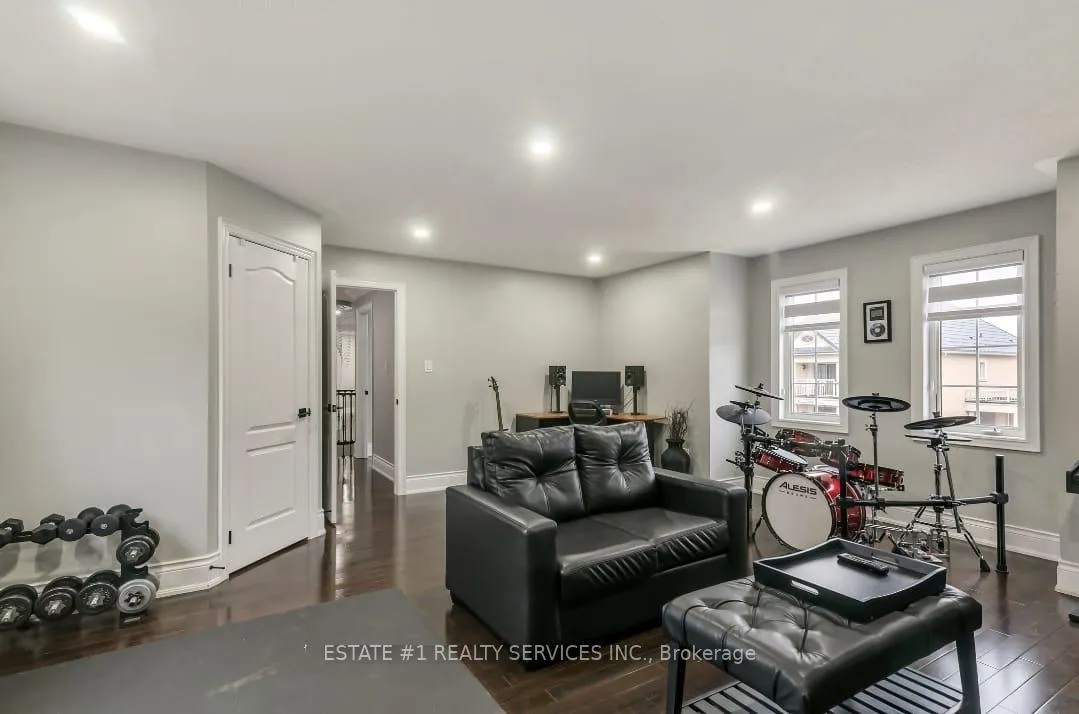 Photo 37 of 42 Beacon Hill Drive, Brampton, Credit Valley — HOMEH