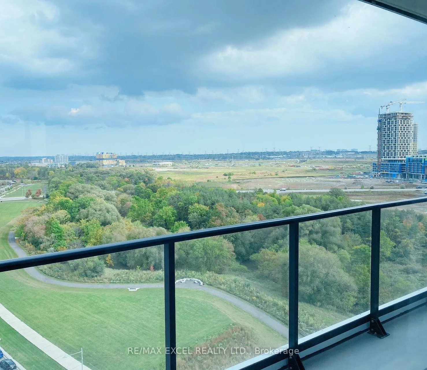Photo 2 of 8 Water Walk Drive, Markham, Unionville — HOMEH