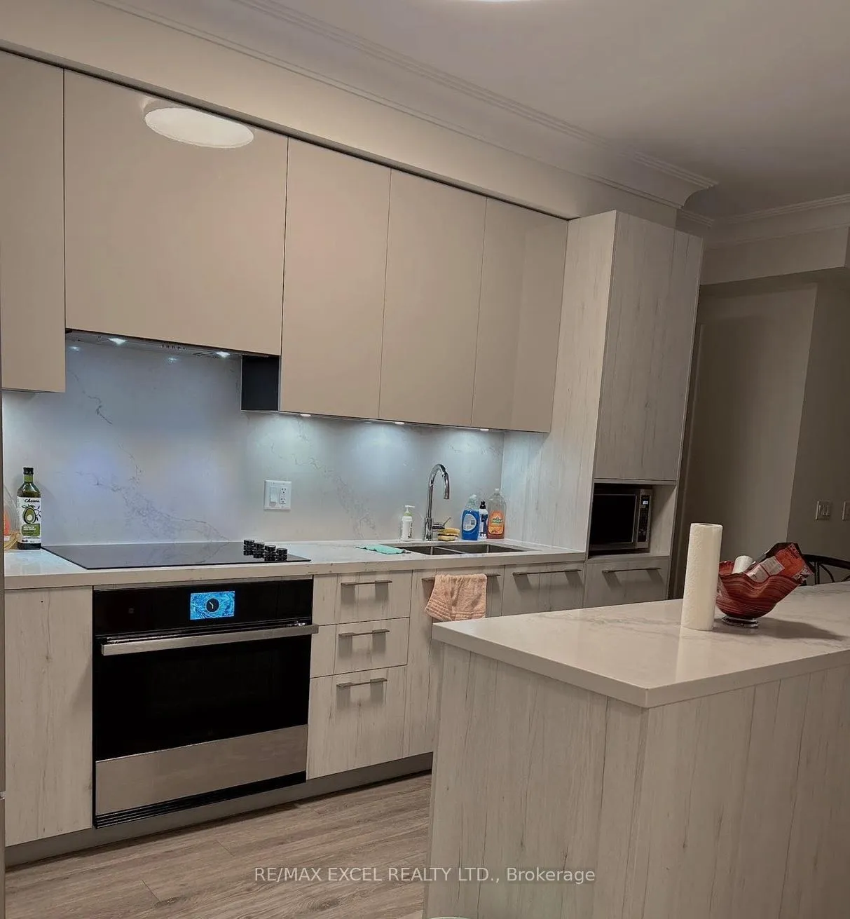 Photo 3 of 8 Water Walk Drive, Markham, Unionville — HOMEH