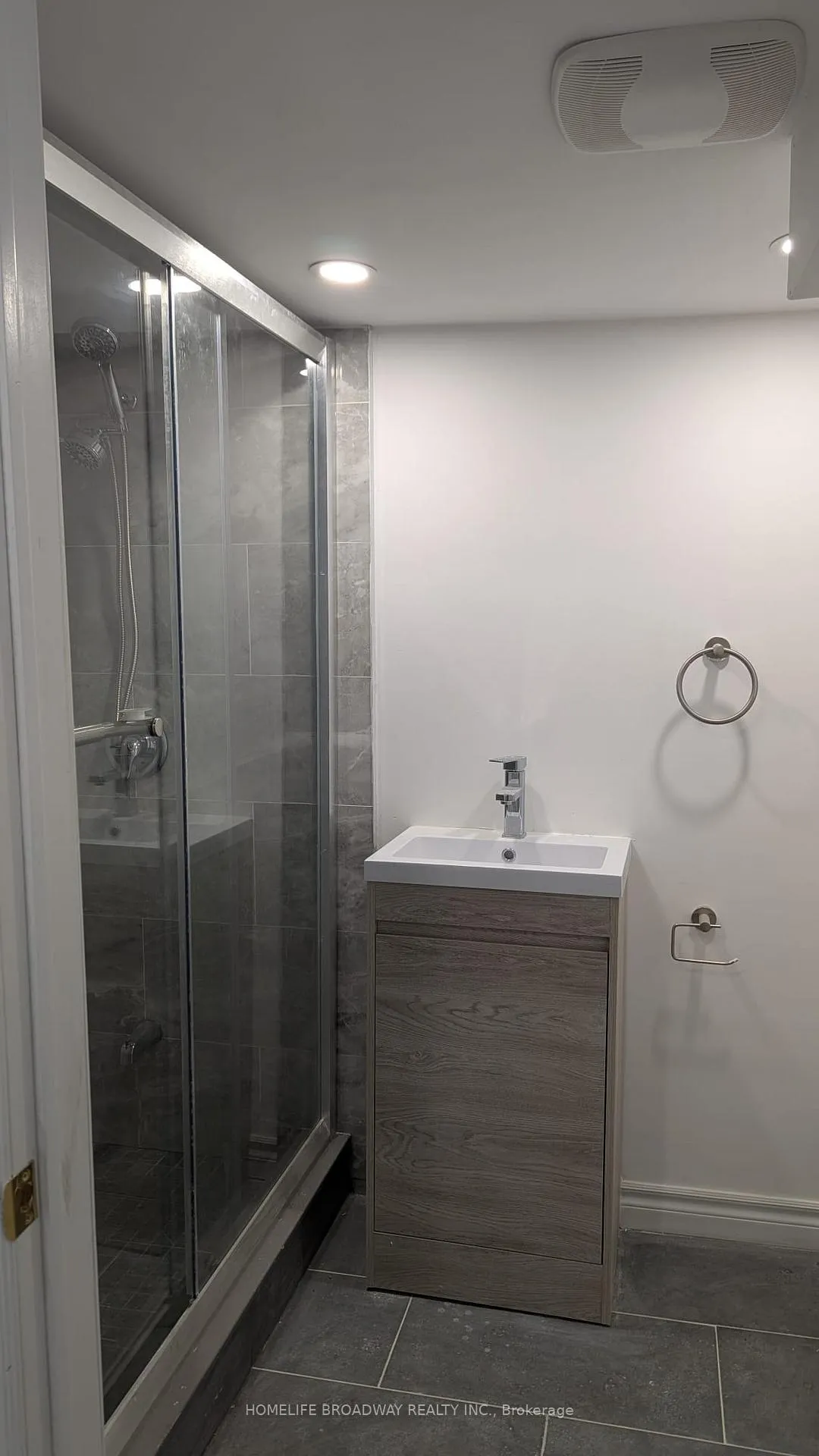 Photo 4 of Unit (Lower Level), 489 Barrhill Road, Vaughan, Maple — HOMEH