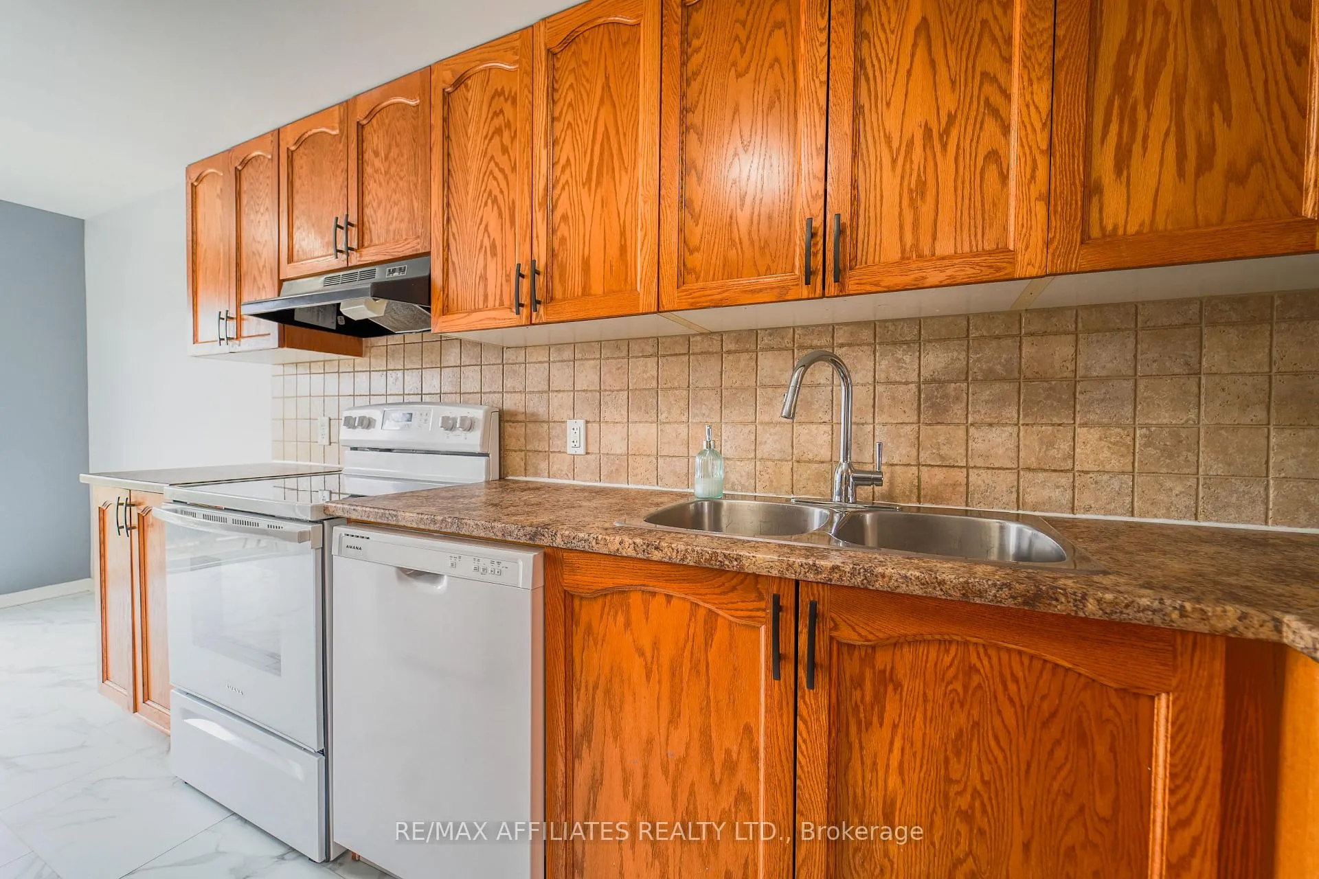 Photo 7 of 318 Crownridge Drive N, Ottawa, Kanata - Emerald Meadows/Trailwest — HOMEH