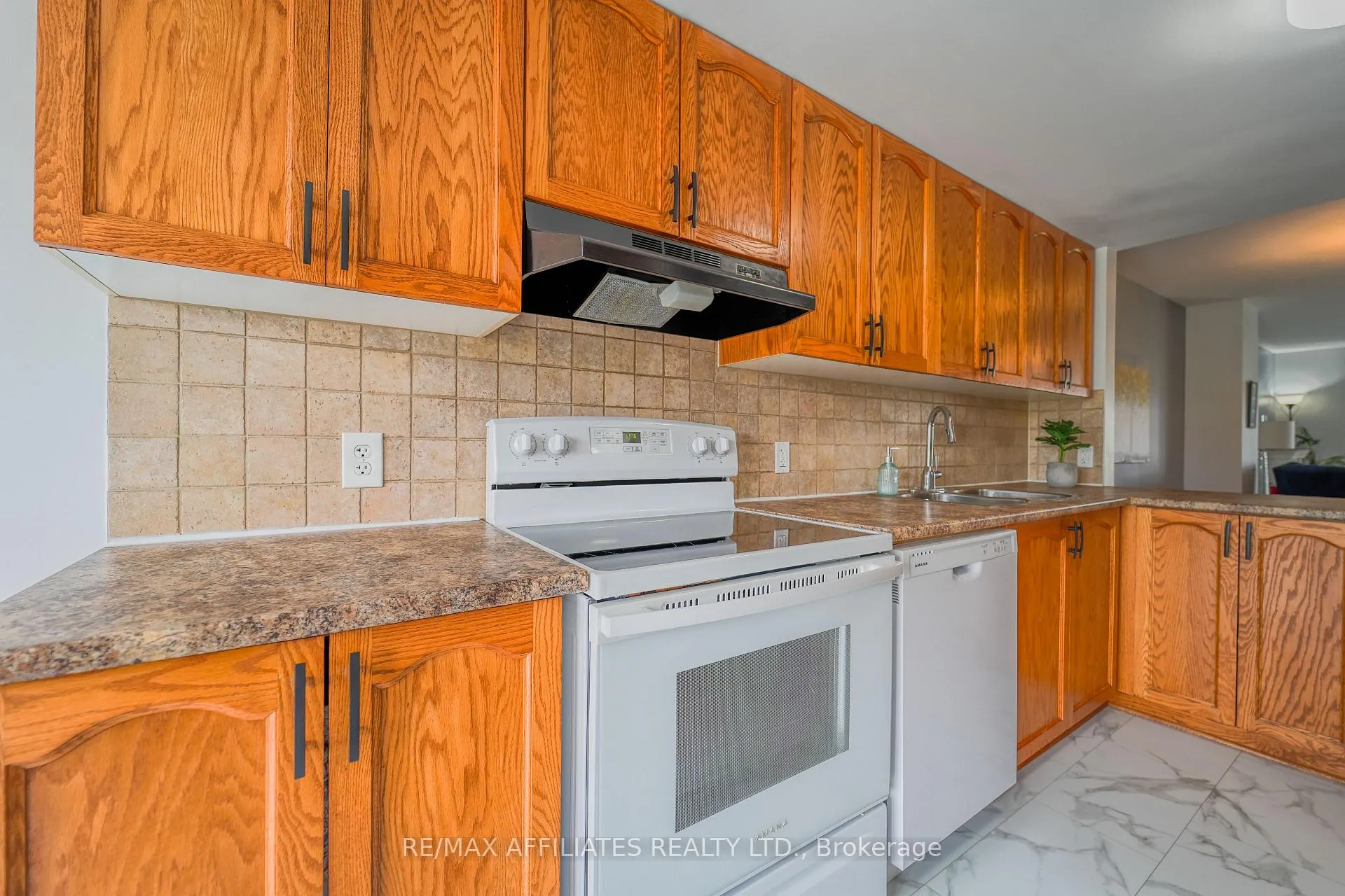 Photo 10 of 318 Crownridge Drive N, Ottawa, Kanata - Emerald Meadows/Trailwest — HOMEH