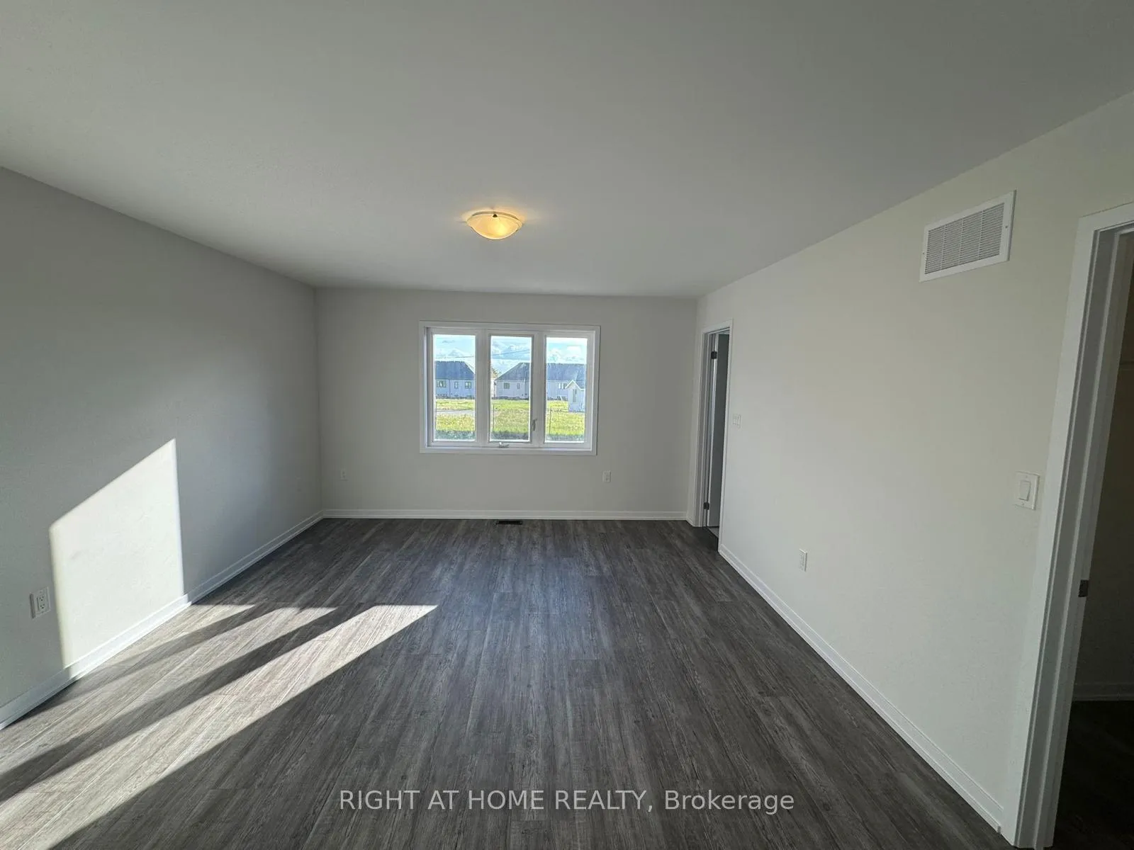 Photo 7 of 1536 Wheatcroft Drive, Oshawa, Kedron — HOMEH