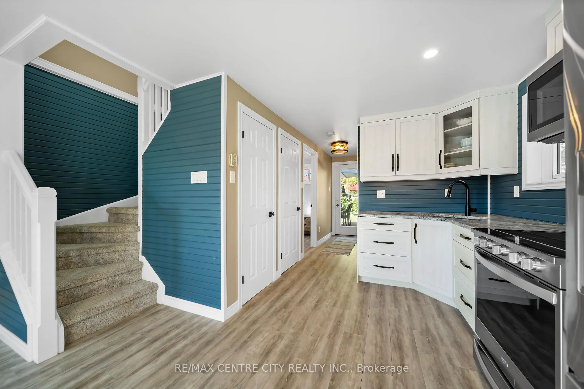 Photo 15 of 417 Edith Cavell Boulevard, Central Elgin, Rural Central Elgin — HOMEH
