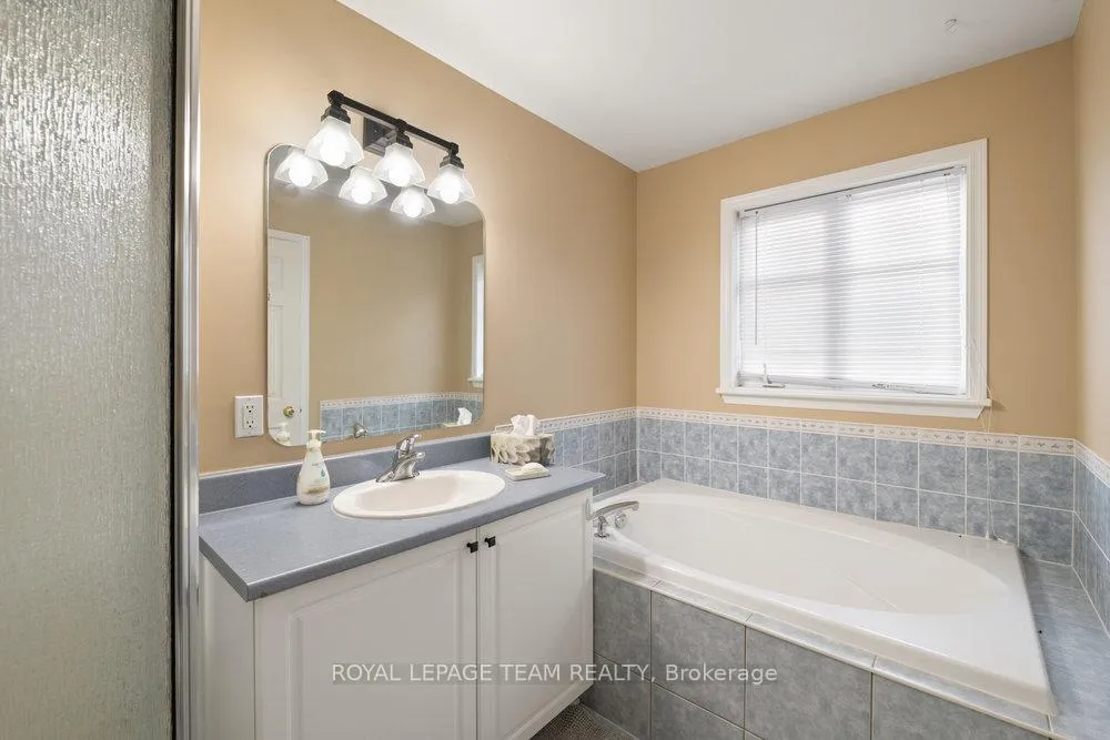 Photo 13 of 243 Royal Gala Private, Ottawa, Pineview — HOMEH