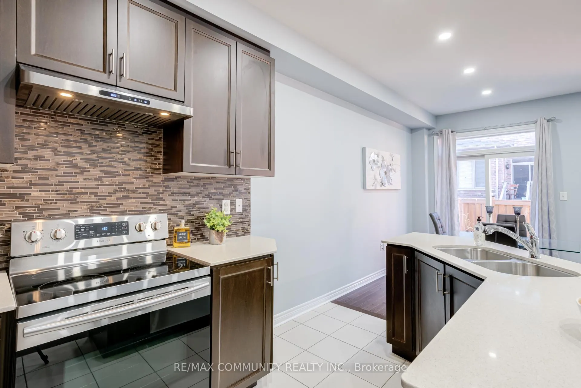 Photo 12 of 31 Padbury Trail, Brampton, Northwest Brampton — HOMEH