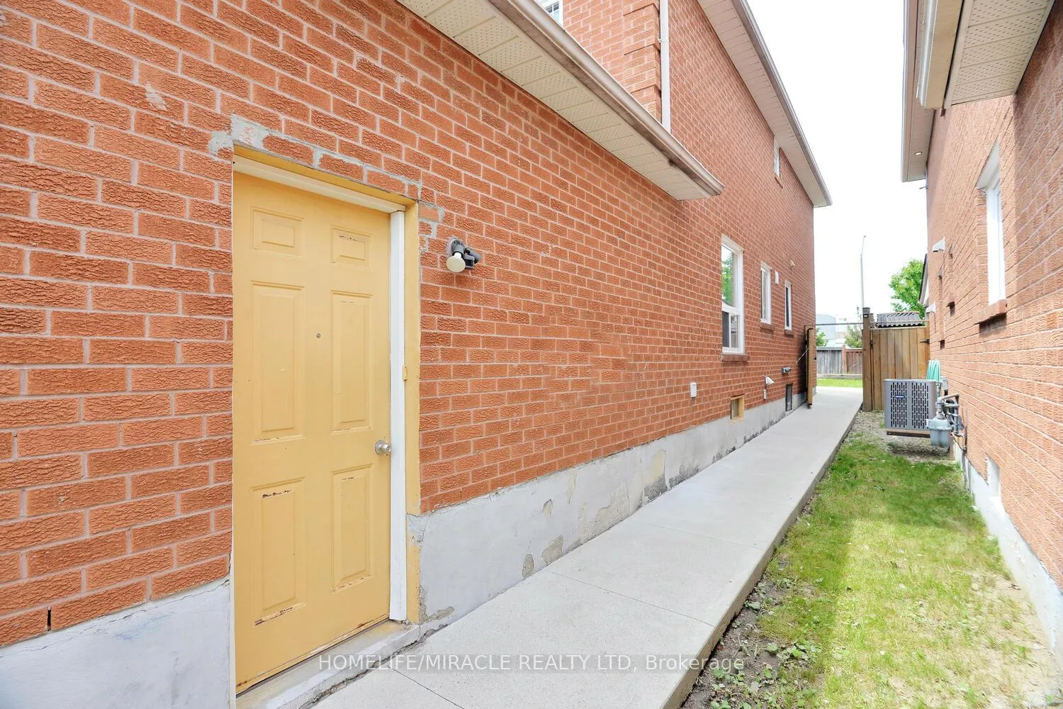 Photo 32 of Unit Upper, 98 Gatesgill Street, Brampton, Brampton West — HOMEH