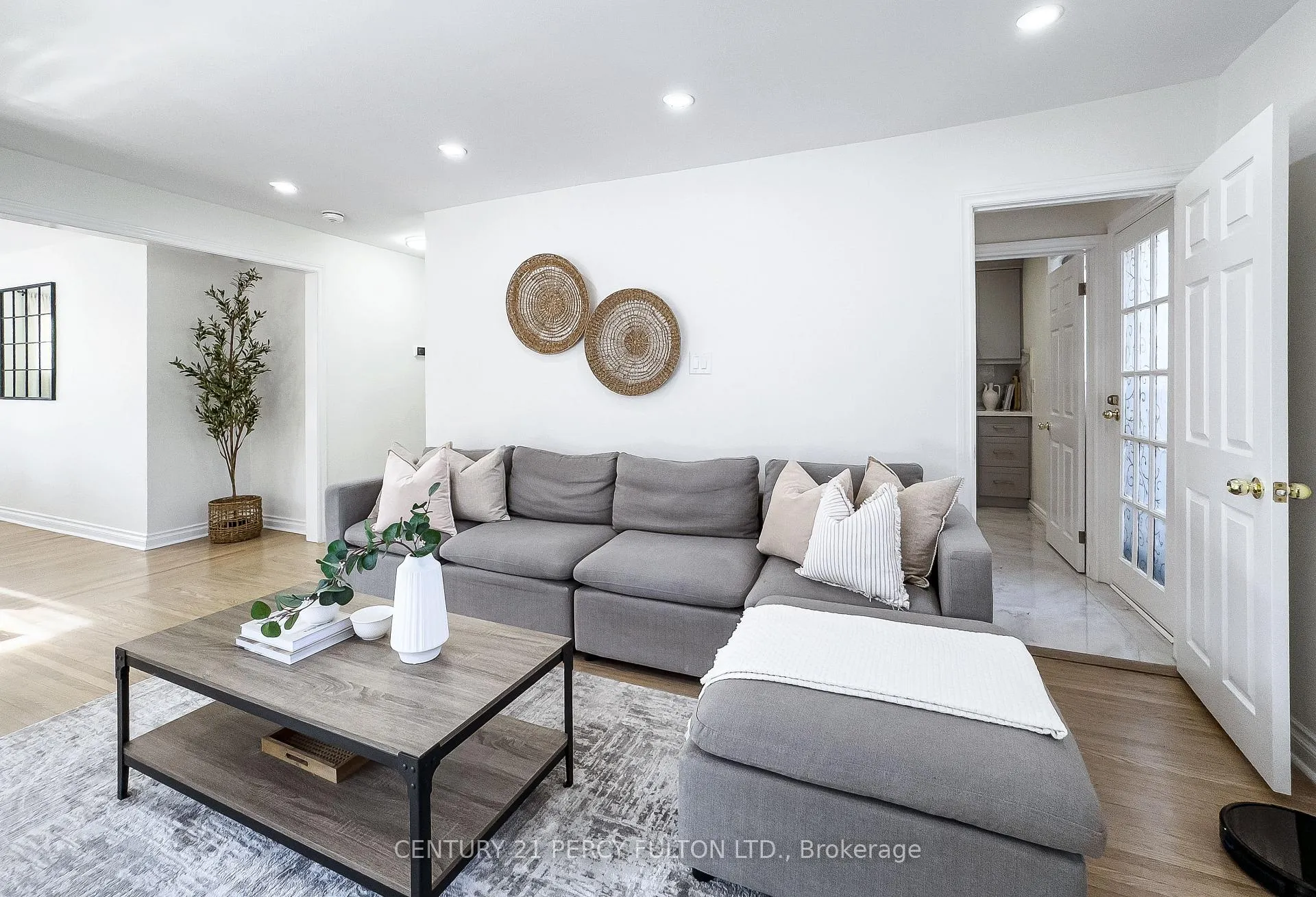 Photo 3 of 1023 Centre Street N, Whitby, Williamsburg — HOMEH