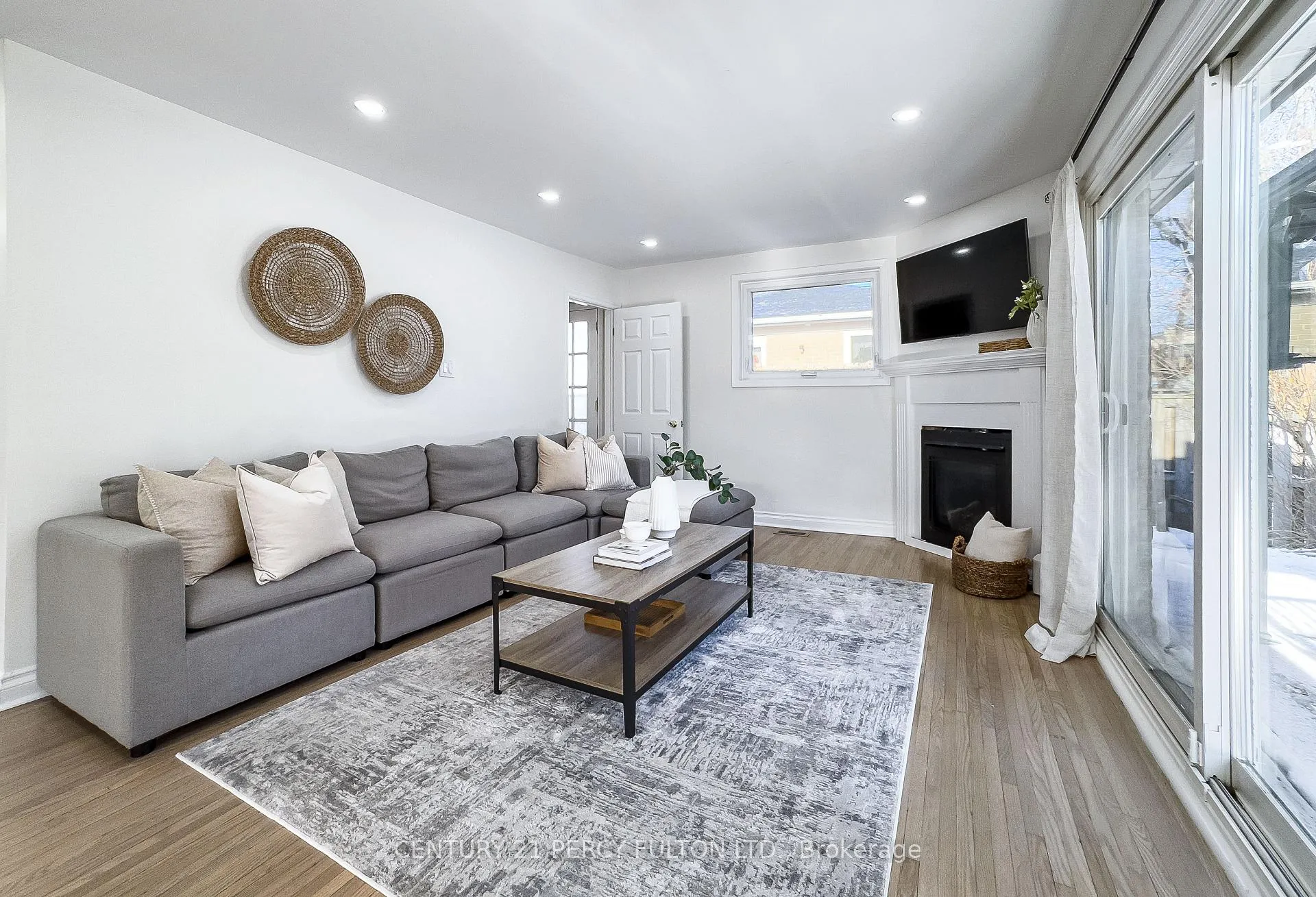 Photo 4 of 1023 Centre Street N, Whitby, Williamsburg — HOMEH