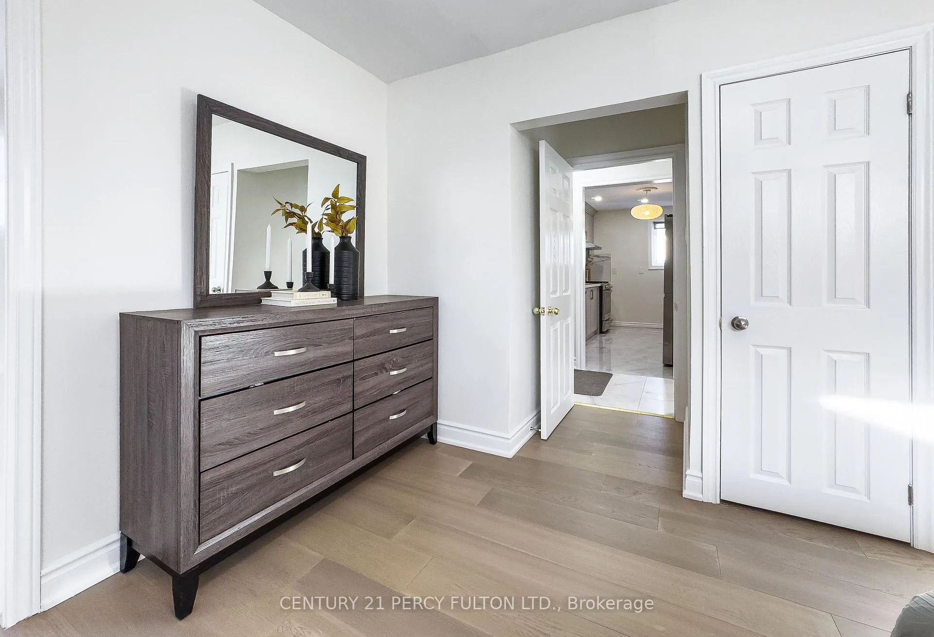 Photo 17 of 1023 Centre Street N, Whitby, Williamsburg — HOMEH