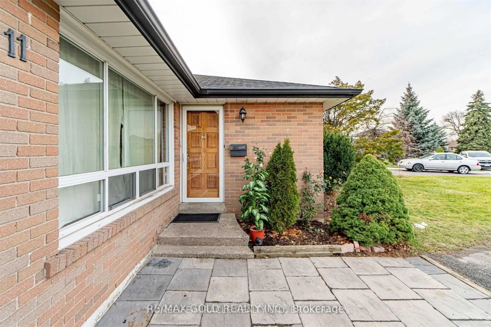 Photo 2 of 11 Durham Crescent, Brampton, Southgate — HOMEH