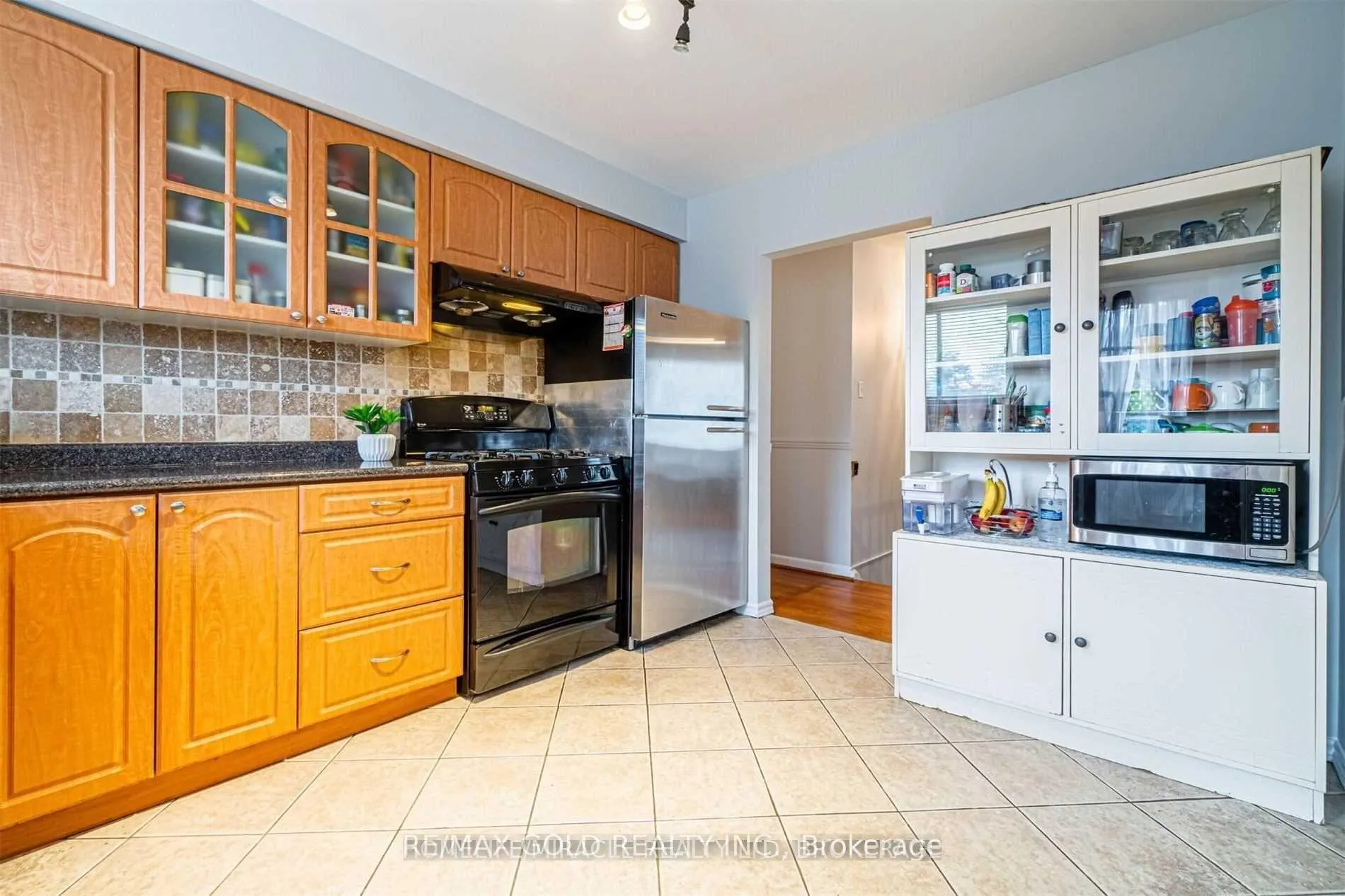 Photo 4 of 11 Durham Crescent, Brampton, Southgate — HOMEH