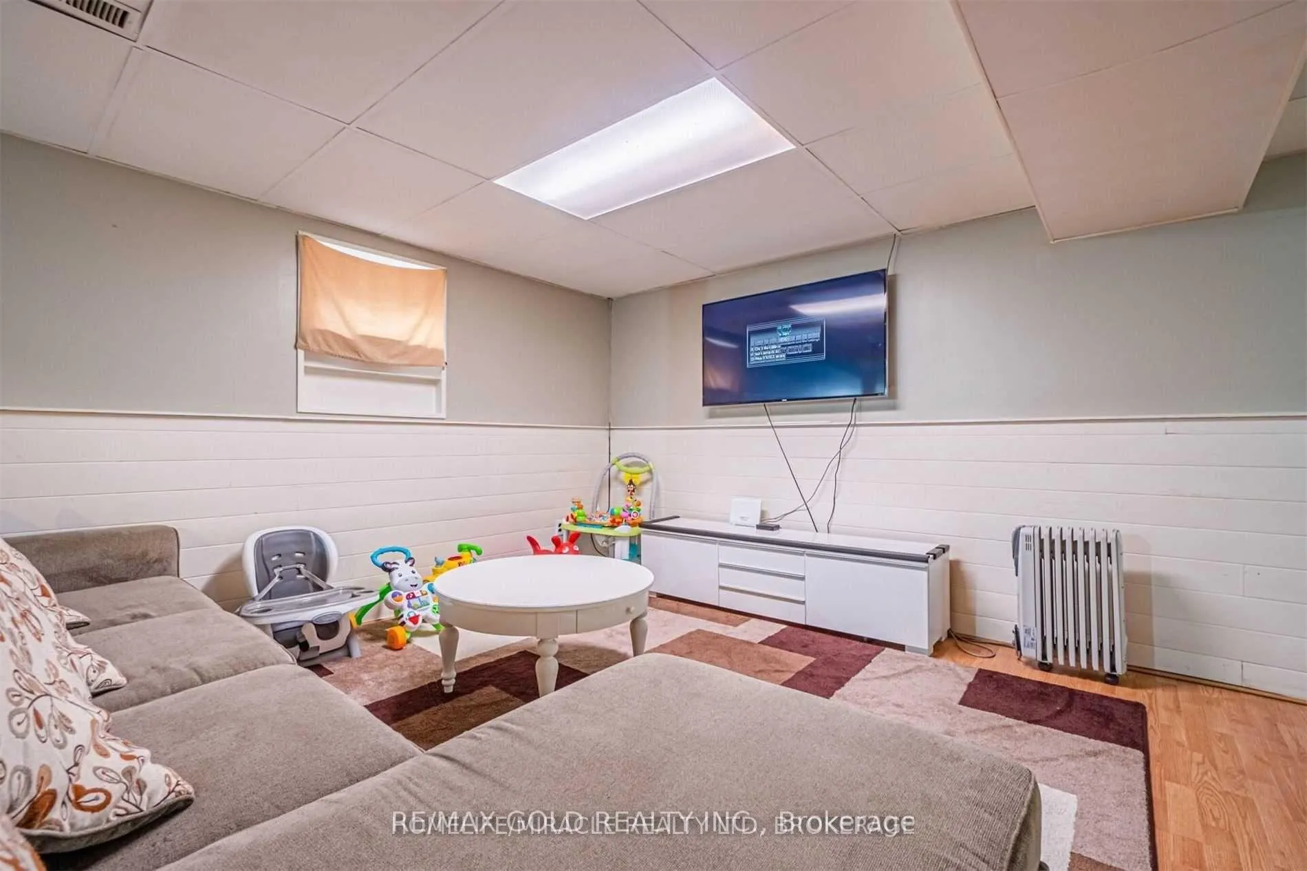 Photo 8 of 11 Durham Crescent, Brampton, Southgate — HOMEH