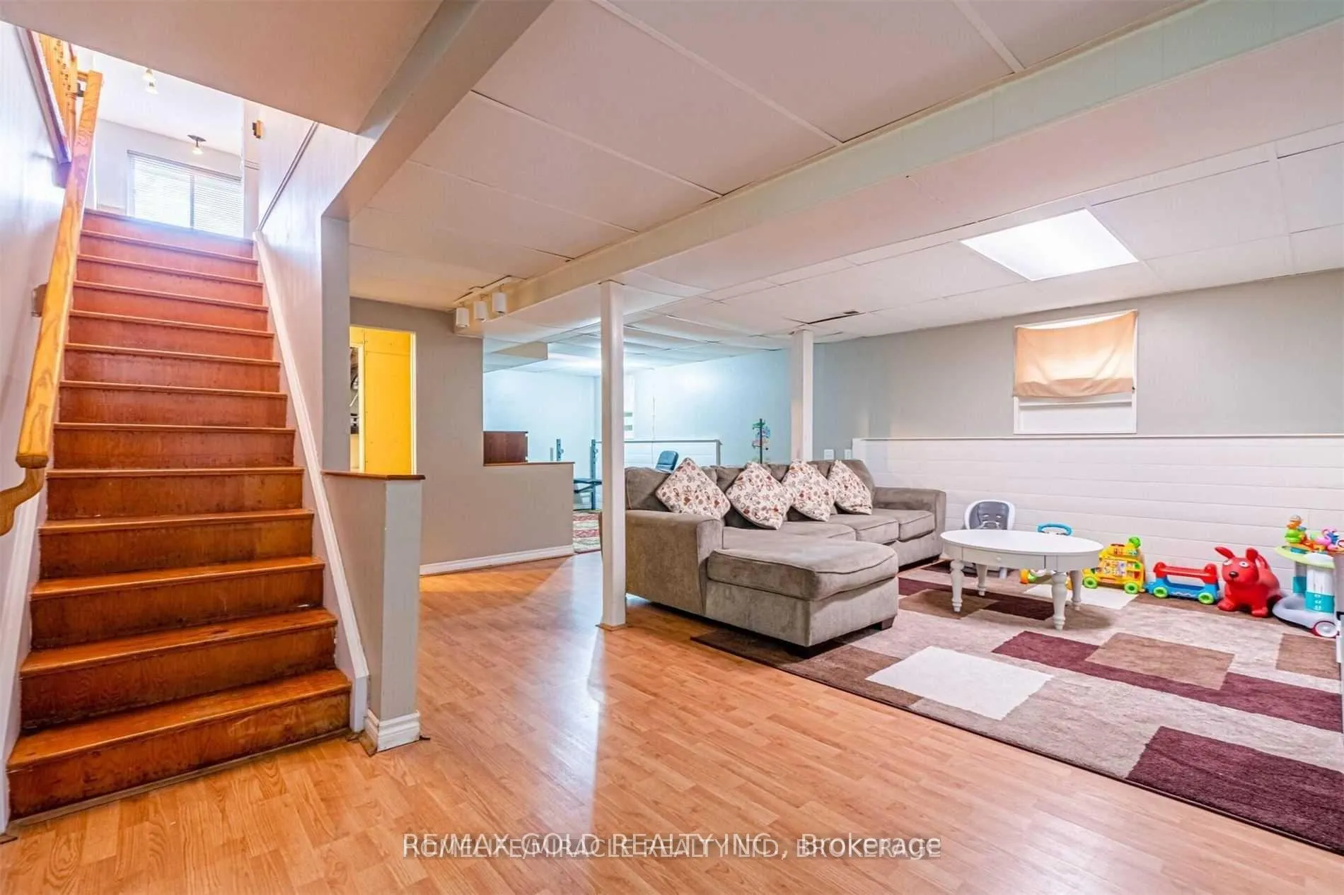 Photo 9 of 11 Durham Crescent, Brampton, Southgate — HOMEH