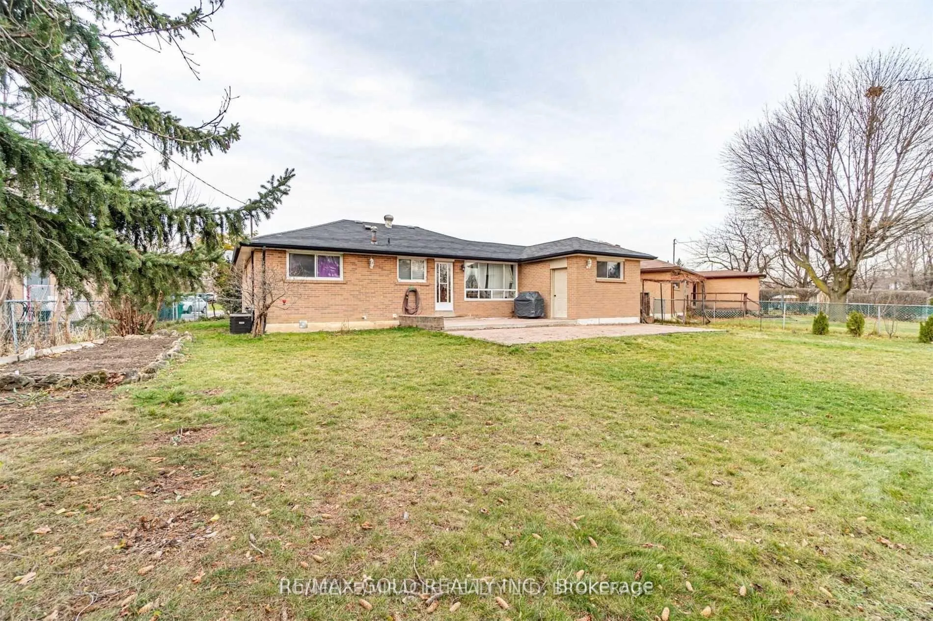 Photo 10 of 11 Durham Crescent, Brampton, Southgate — HOMEH