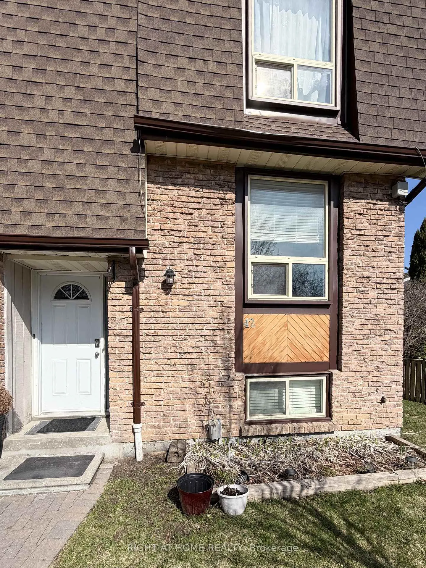Photo 2 of Unit 42, 1400 Mary Street N, Oshawa, Samac — HOMEH