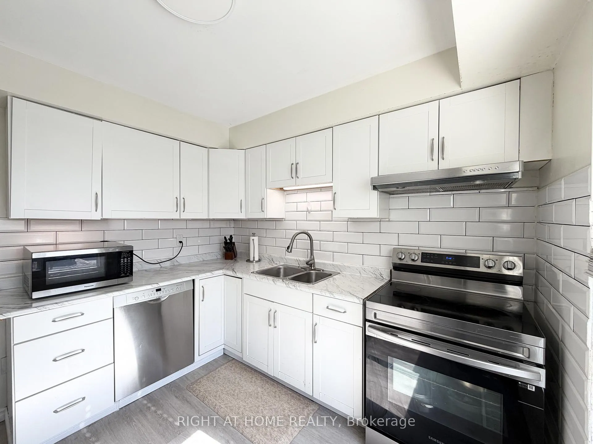 Photo 5 of Unit 42, 1400 Mary Street N, Oshawa, Samac — HOMEH