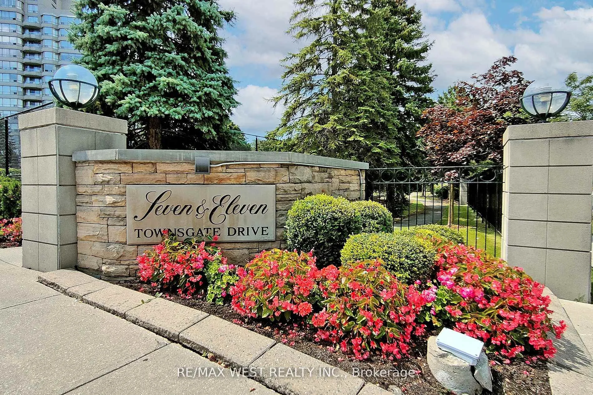 Photo 1 of Unit 1003, 7 Townsgate Drive, Vaughan, Crestwood-Springfarm-Yorkhill — HOMEH
