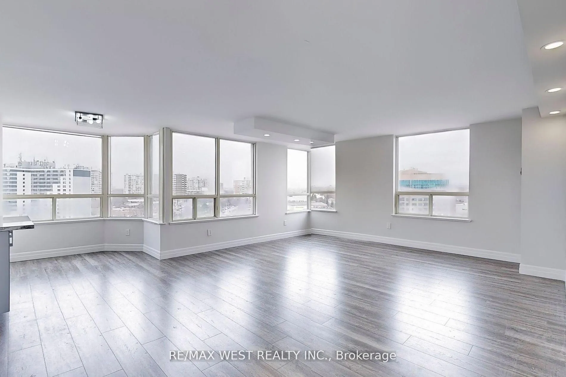 Photo 11 of Unit 1003, 7 Townsgate Drive, Vaughan, Crestwood-Springfarm-Yorkhill — HOMEH