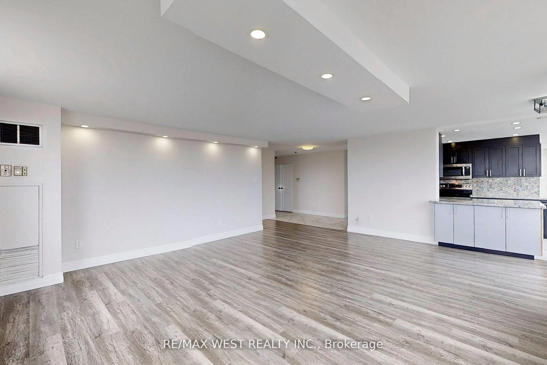Photo 13 of Unit 1003, 7 Townsgate Drive, Vaughan, Crestwood-Springfarm-Yorkhill — HOMEH