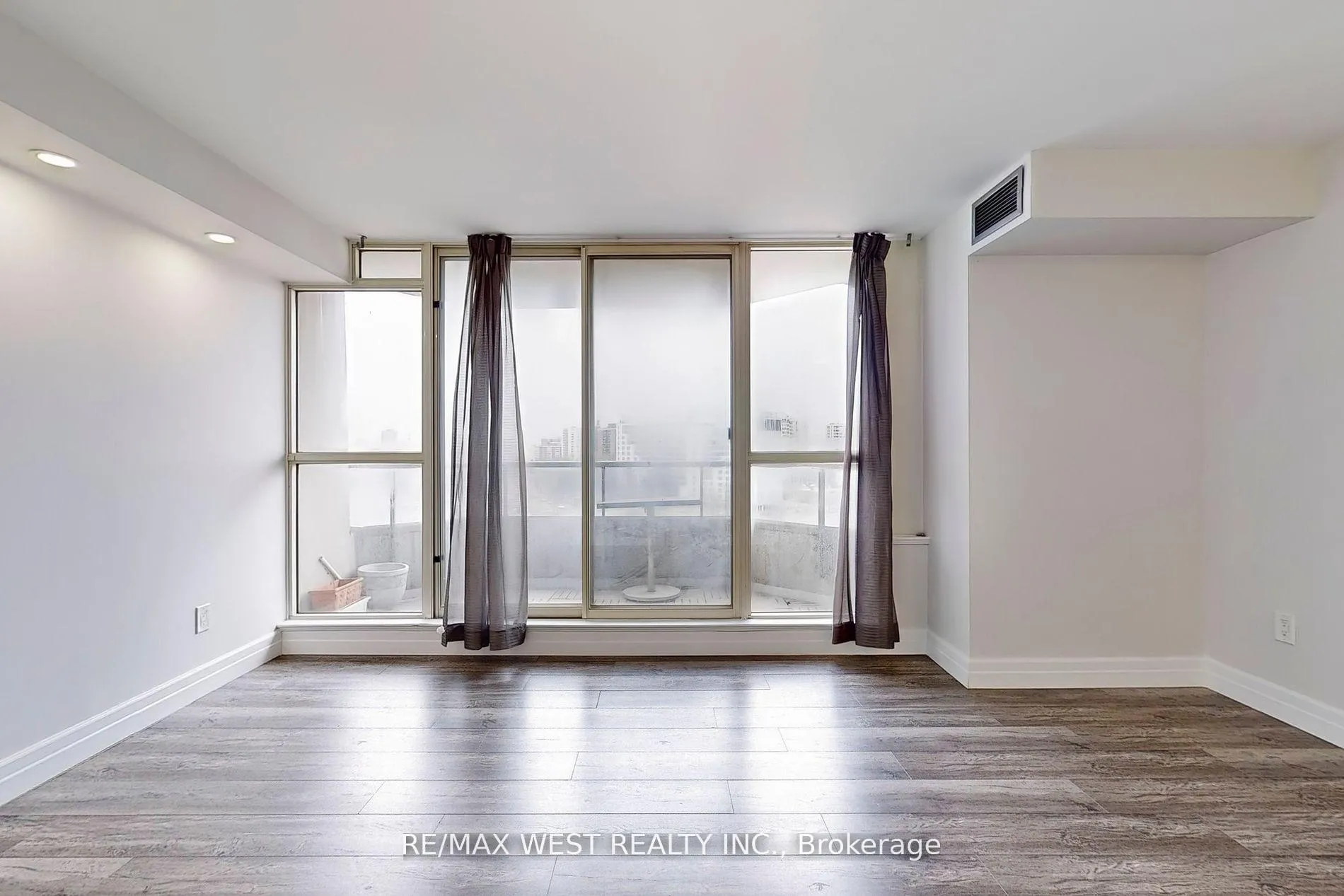 Photo 17 of Unit 1003, 7 Townsgate Drive, Vaughan, Crestwood-Springfarm-Yorkhill — HOMEH