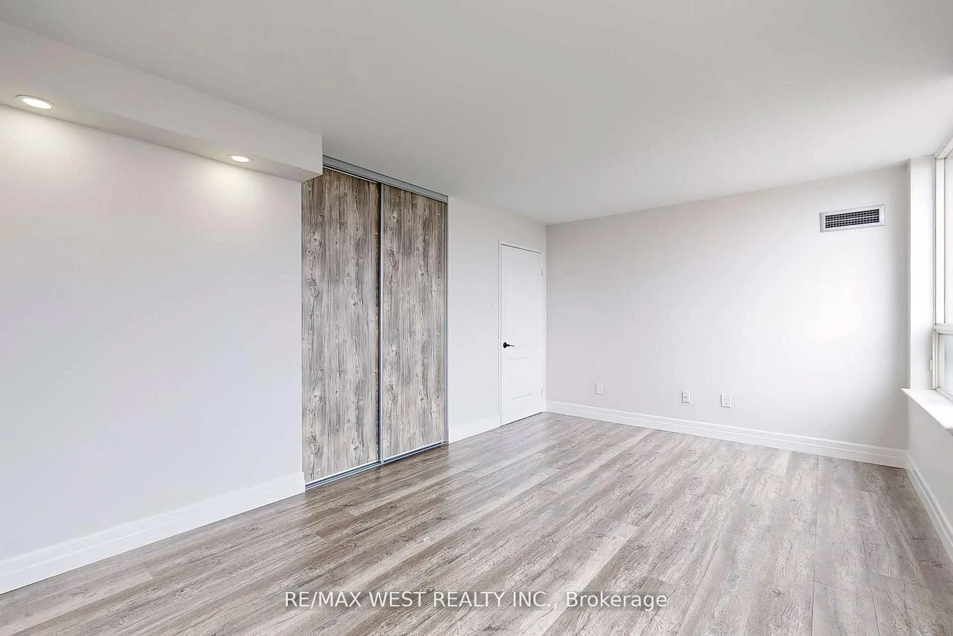 Photo 22 of Unit 1003, 7 Townsgate Drive, Vaughan, Crestwood-Springfarm-Yorkhill — HOMEH