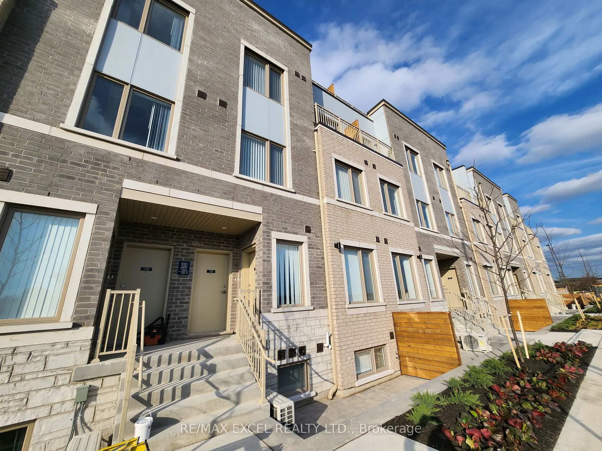 Photo 1 of Unit 331, 100 Honeycrisp Crescent, Vaughan, Vaughan Corporate Centre — HOMEH