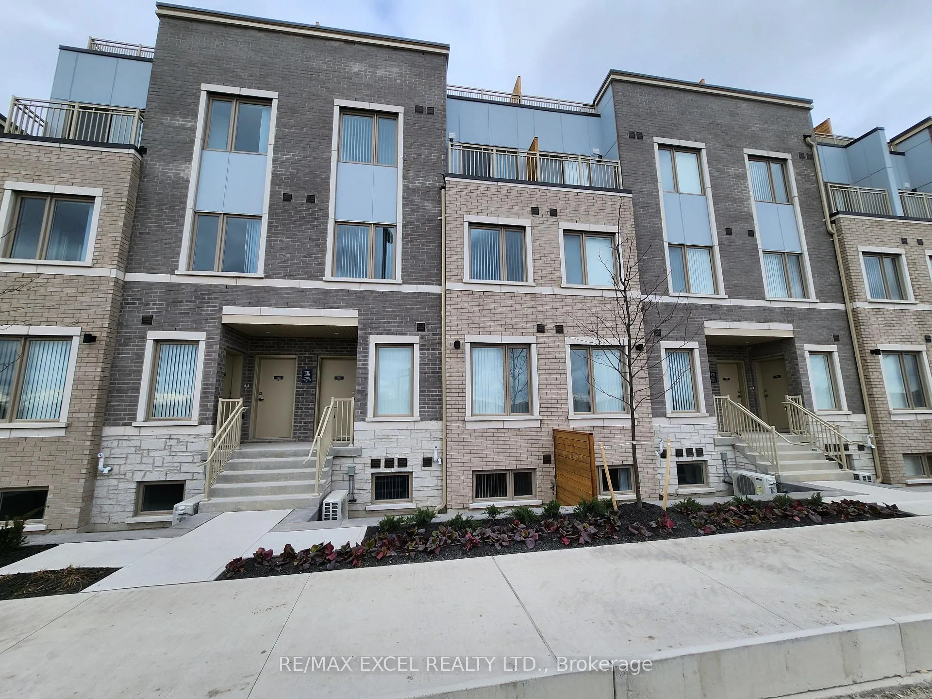 Photo 2 of Unit 331, 100 Honeycrisp Crescent, Vaughan, Vaughan Corporate Centre — HOMEH