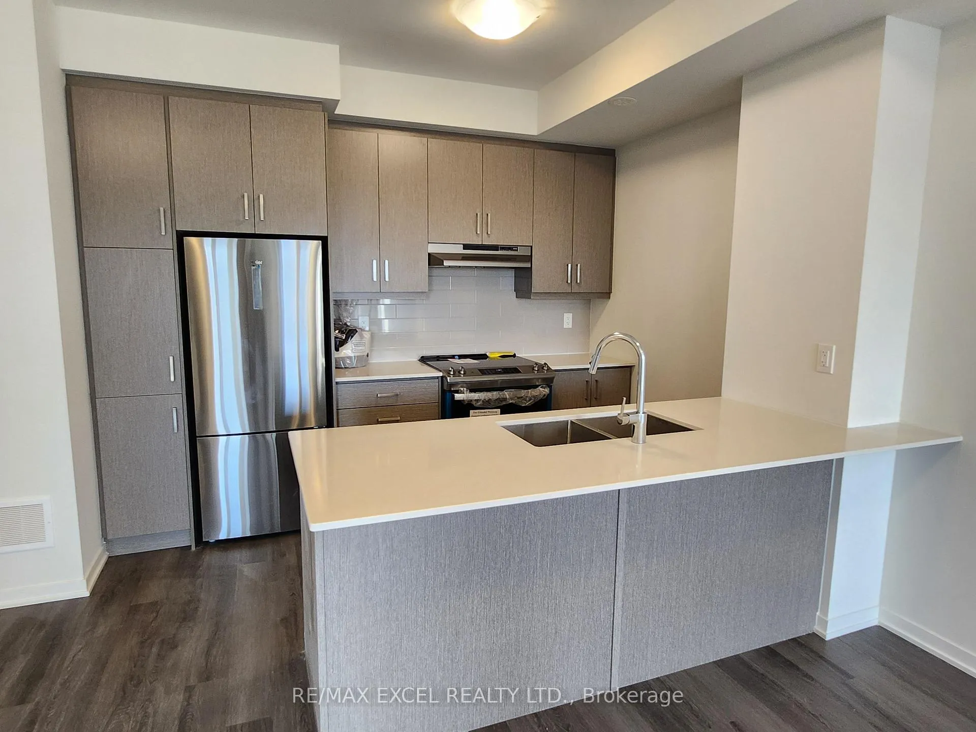 Photo 5 of Unit 331, 100 Honeycrisp Crescent, Vaughan, Vaughan Corporate Centre — HOMEH