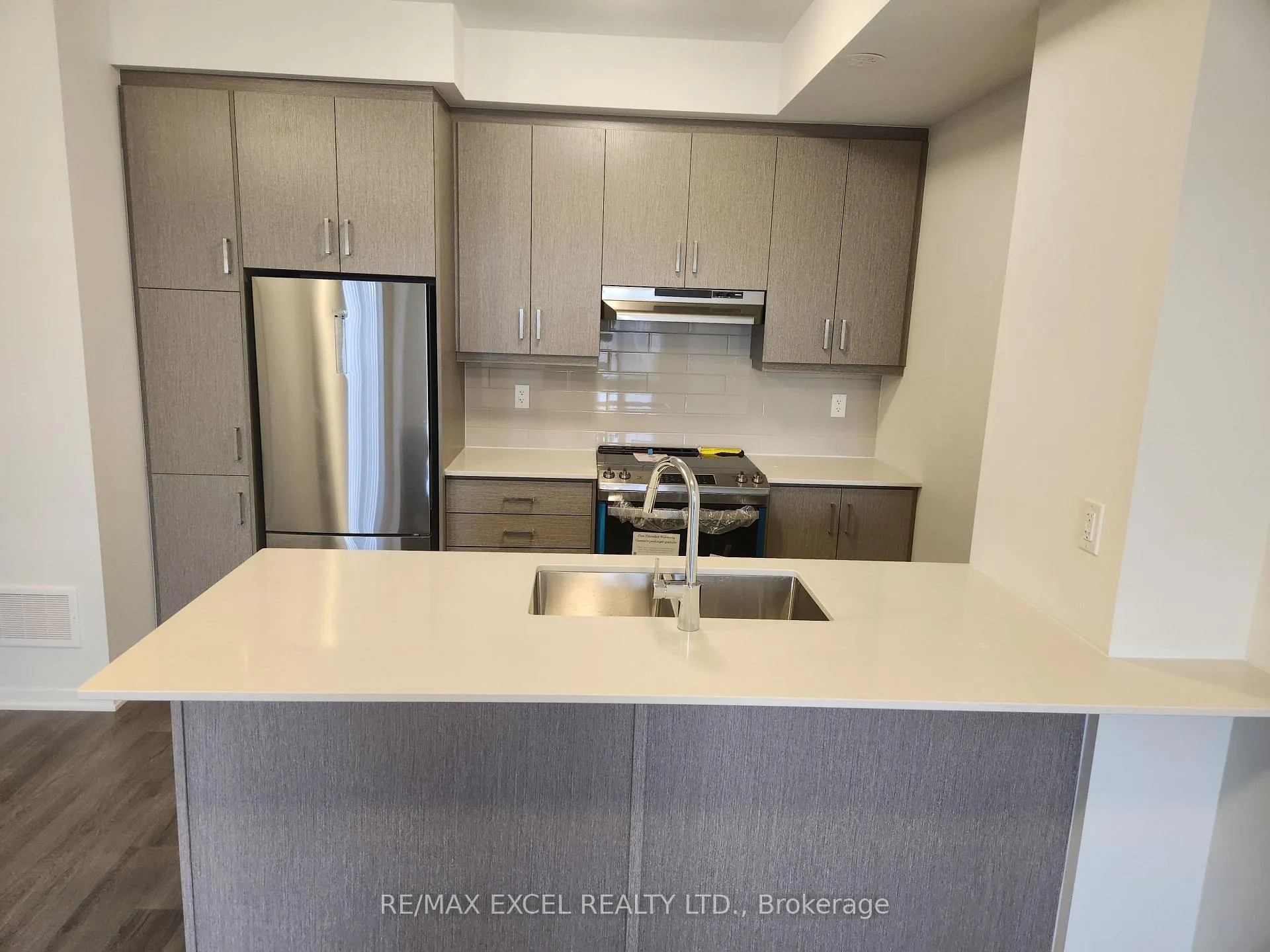 Photo 7 of Unit 331, 100 Honeycrisp Crescent, Vaughan, Vaughan Corporate Centre — HOMEH