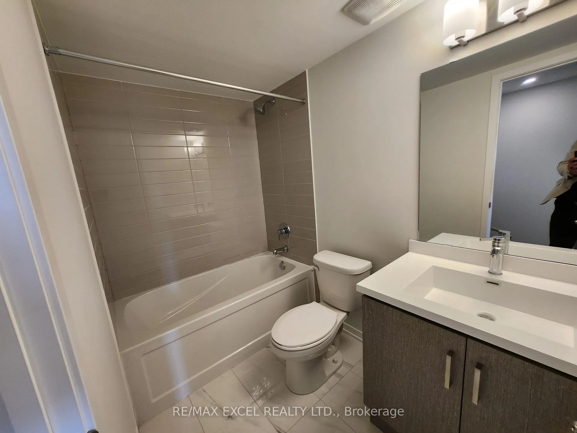 Photo 11 of Unit 331, 100 Honeycrisp Crescent, Vaughan, Vaughan Corporate Centre — HOMEH