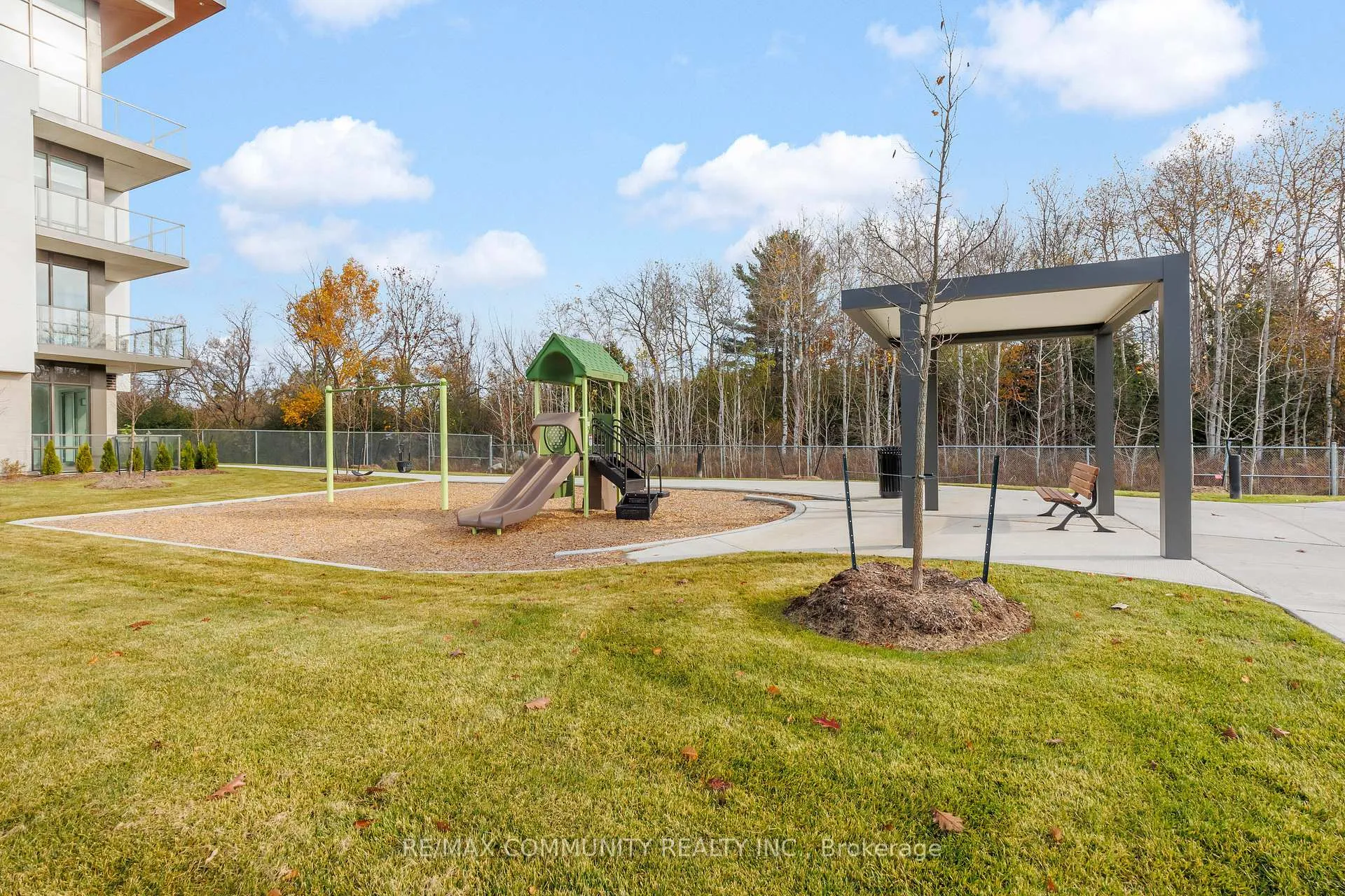 Photo 2 of Unit 328, 385 Arctic Red Drive, Oshawa, Windfields — HOMEH