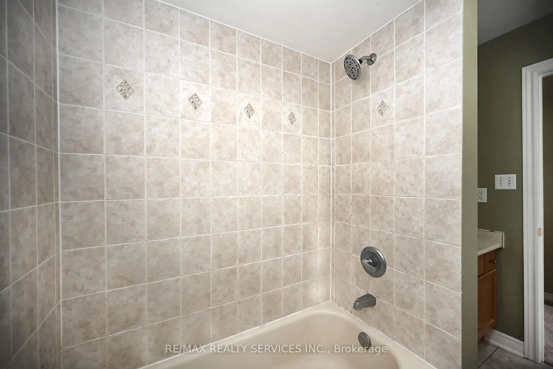 Photo 21 of 19 Martree Crescent, Brampton, Madoc — HOMEH