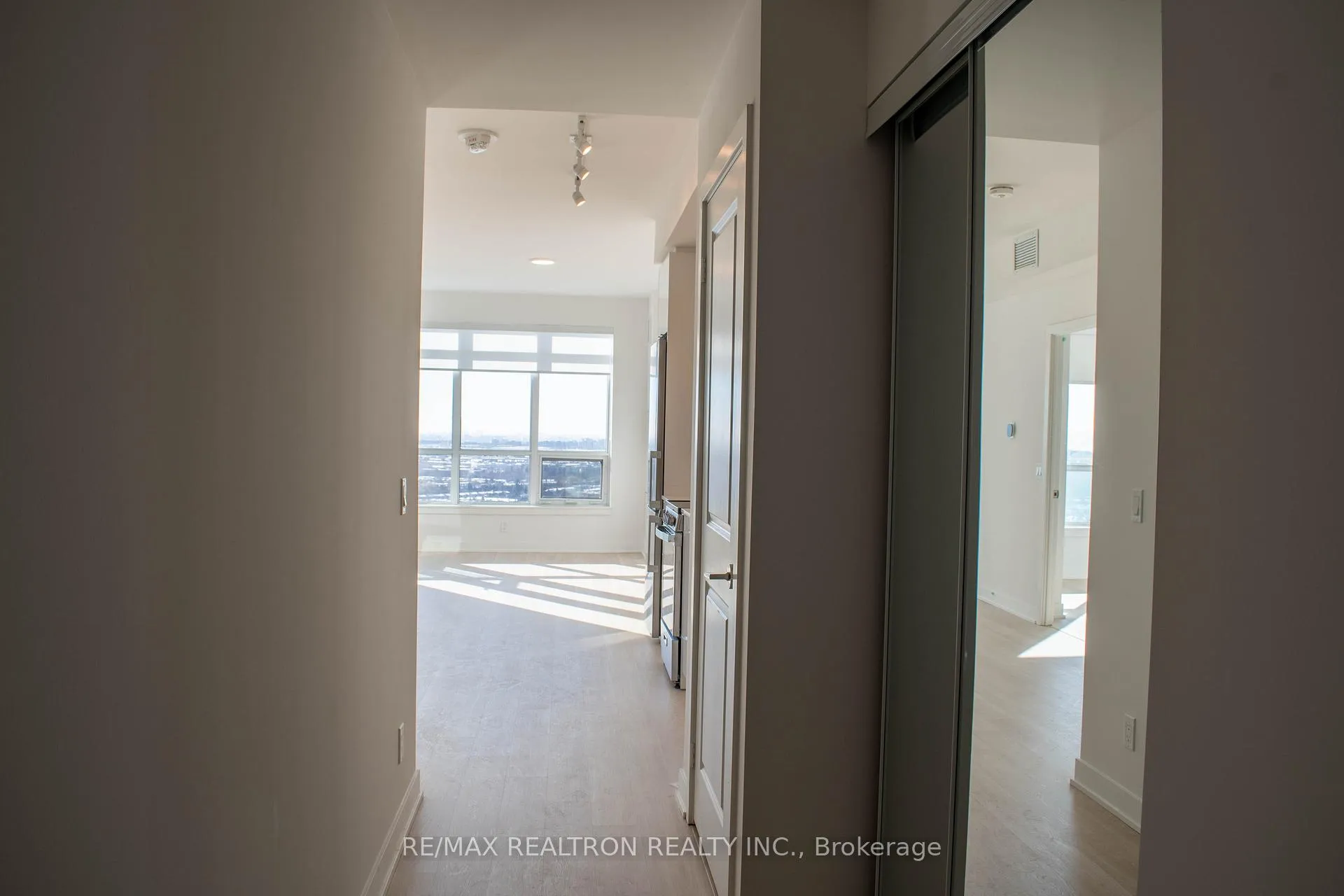 Photo 1 of Unit 3002, 30 Upper Mall Way, Vaughan, Brownridge — HOMEH