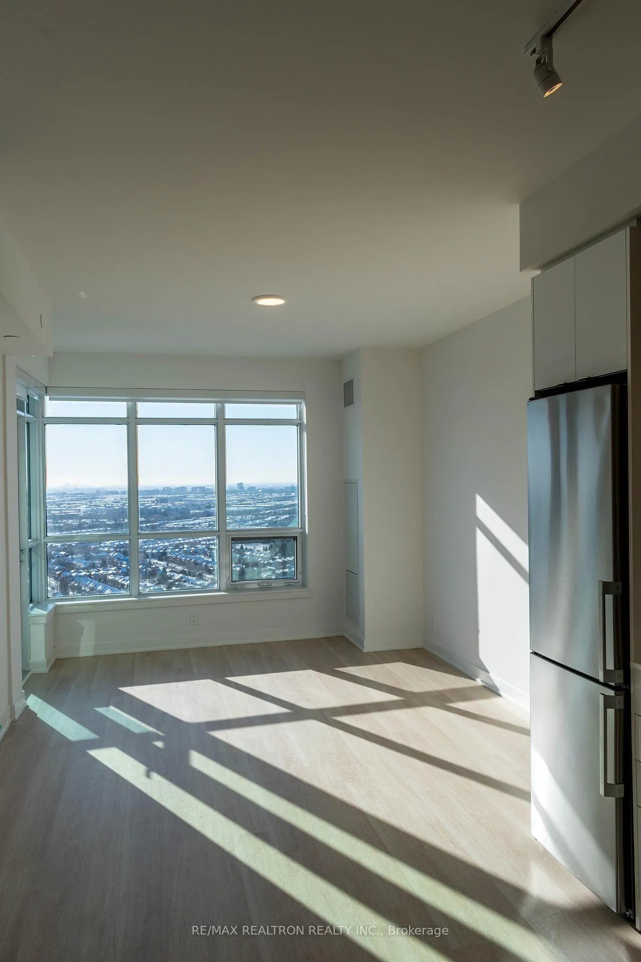 Photo 3 of Unit 3002, 30 Upper Mall Way, Vaughan, Brownridge — HOMEH