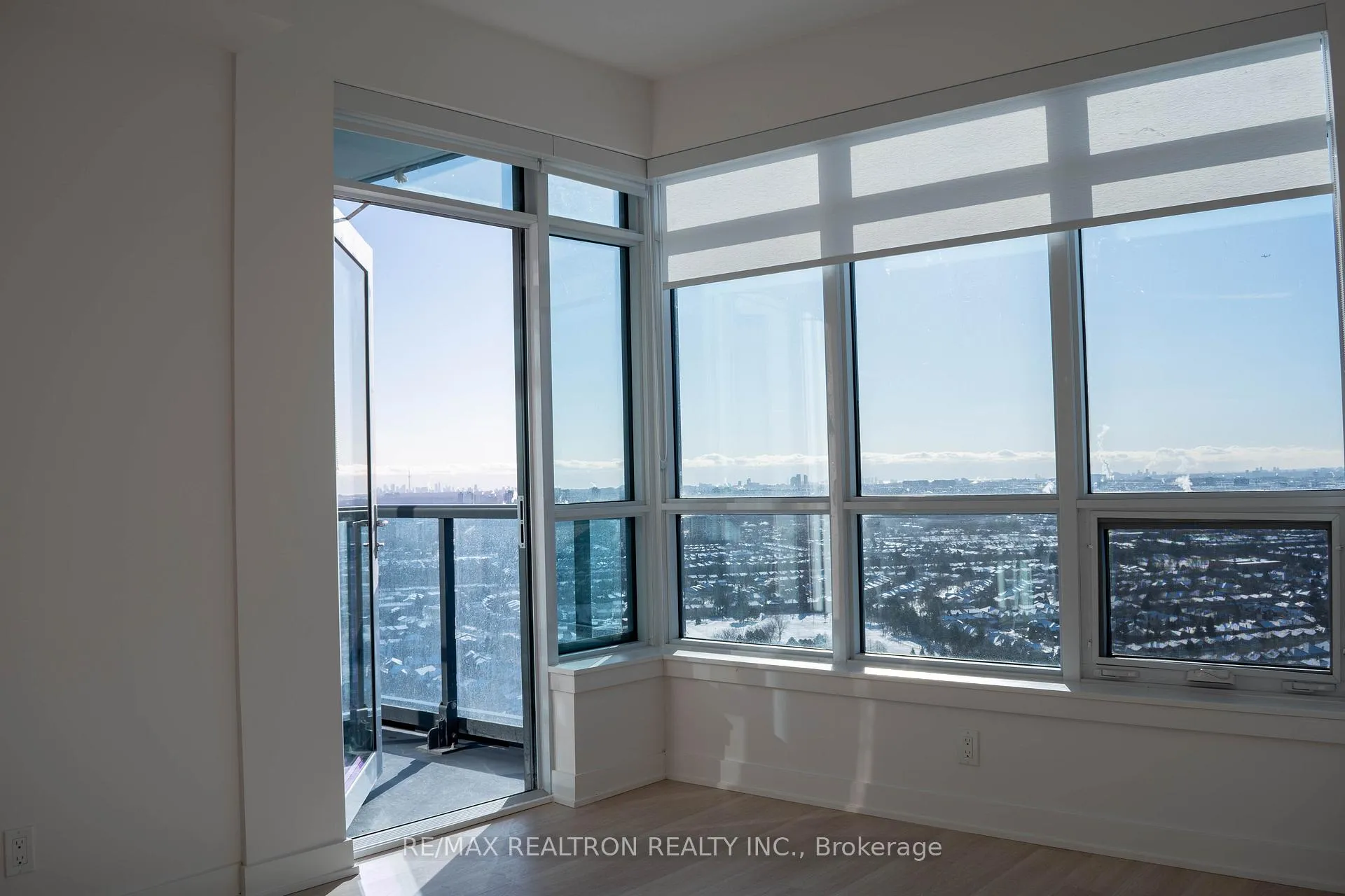 Photo 6 of Unit 3002, 30 Upper Mall Way, Vaughan, Brownridge — HOMEH