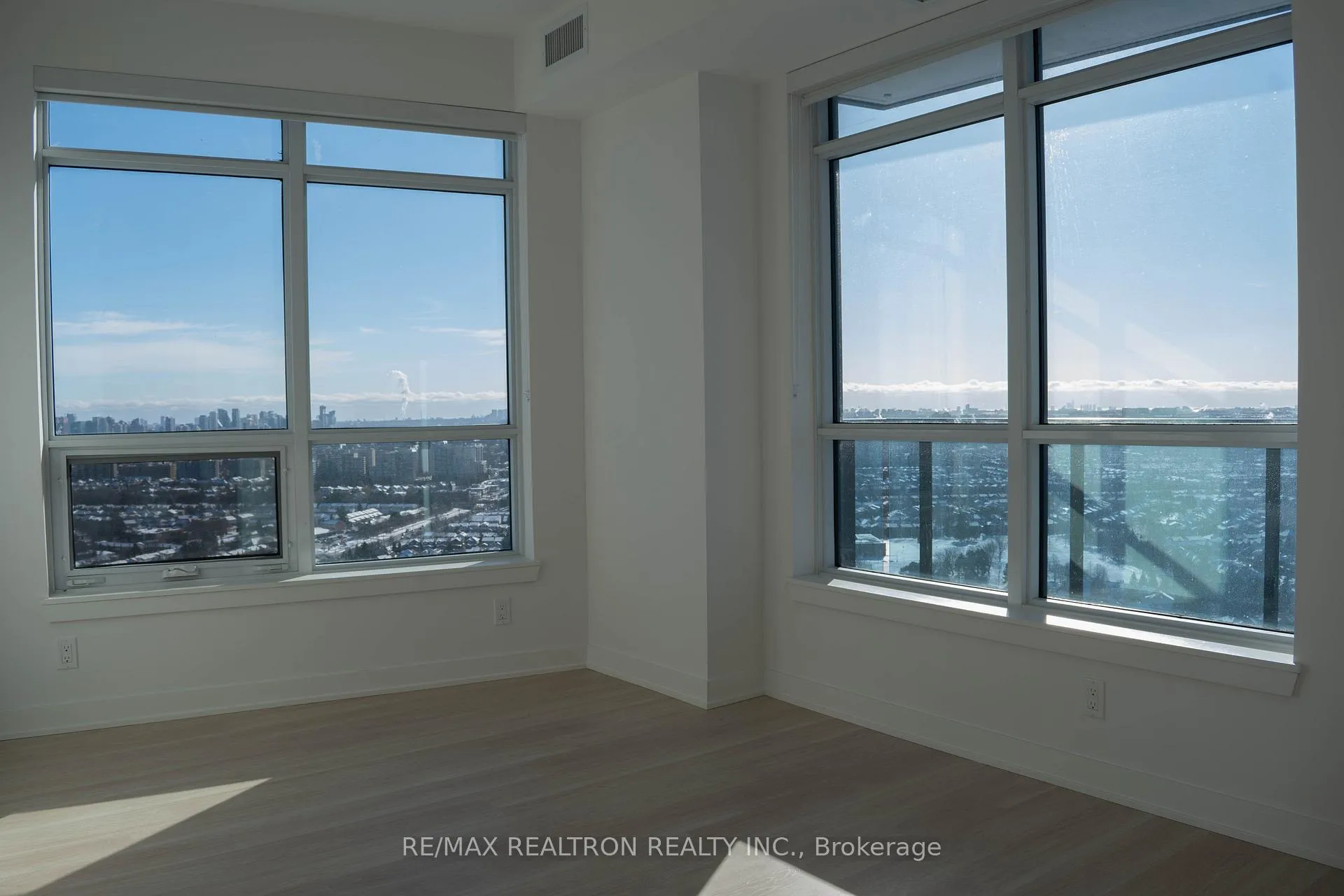 Photo 8 of Unit 3002, 30 Upper Mall Way, Vaughan, Brownridge — HOMEH