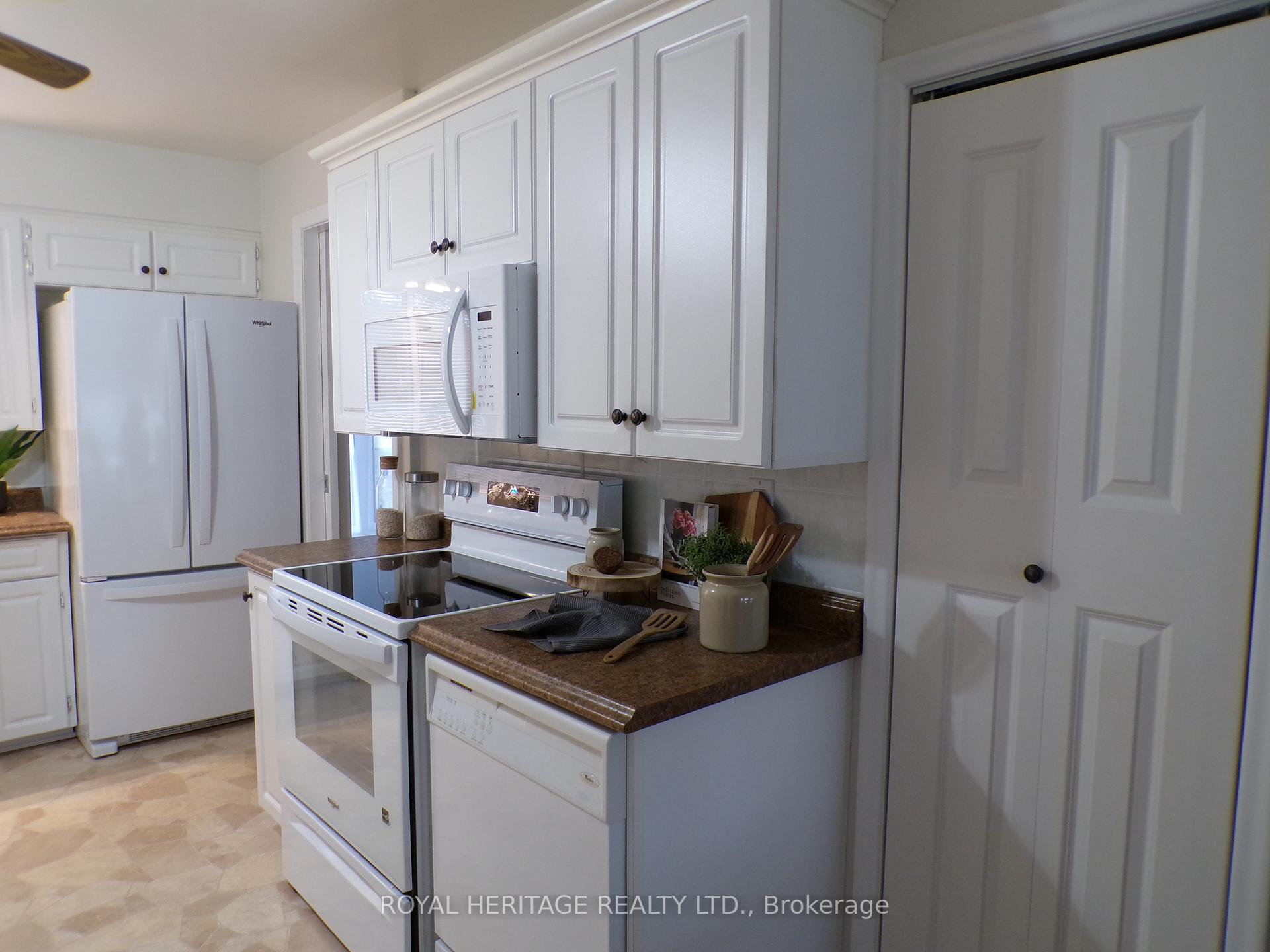 Photo 9 of 12 Darlington Boulevard, Clarington, Courtice — HOMEH