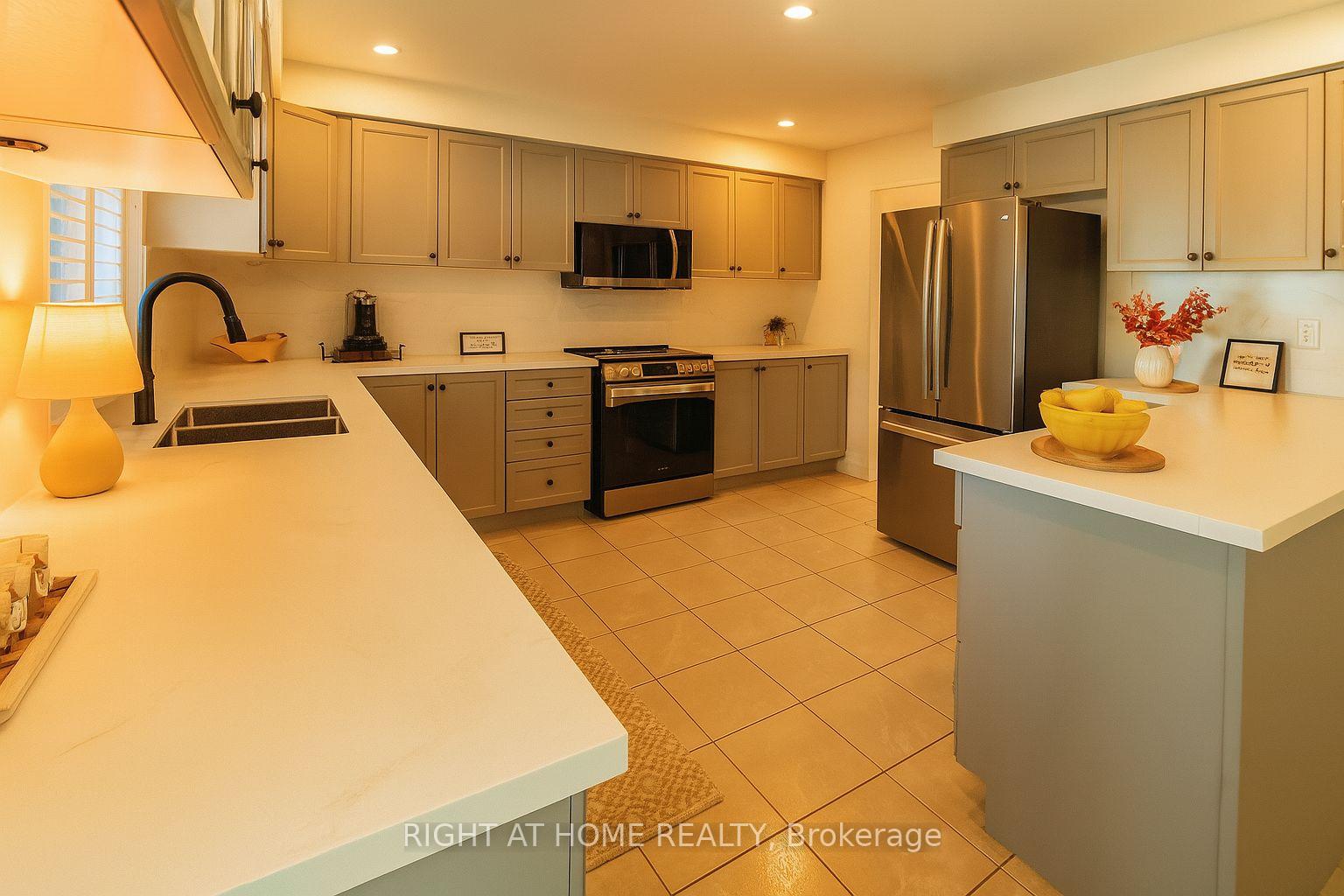 Photo 4 of 16 Imperial Crown Lane, Barrie, Innis-Shore — HOMEH