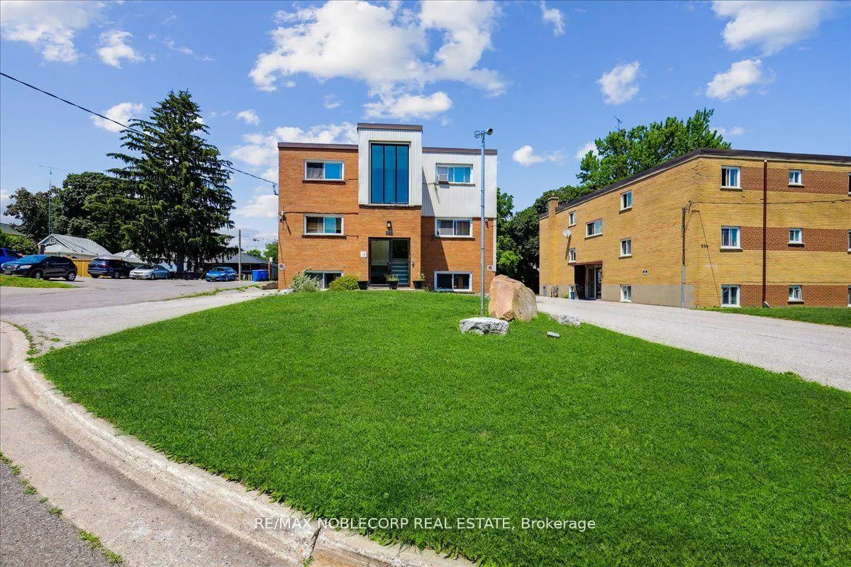 Front of Unit 2, 362 Elgin Court
