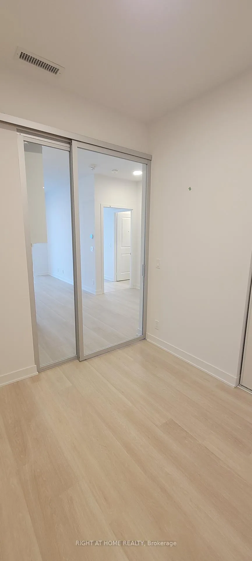 Photo 6 of Unit 1510, 50 Upper Mall Way, Vaughan, Brownridge — HOMEH